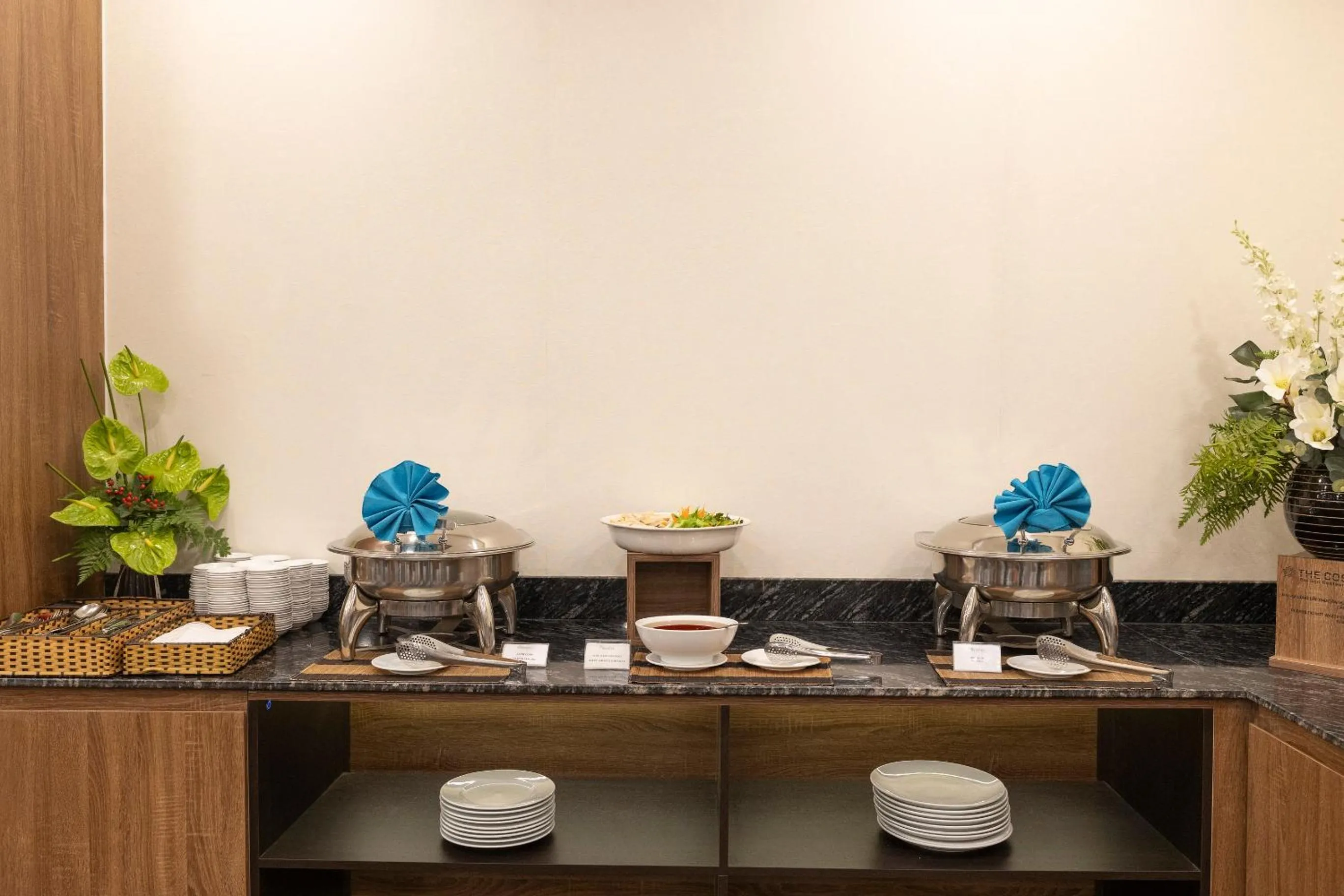 Restaurant/places to eat in Sen Viet Hotel