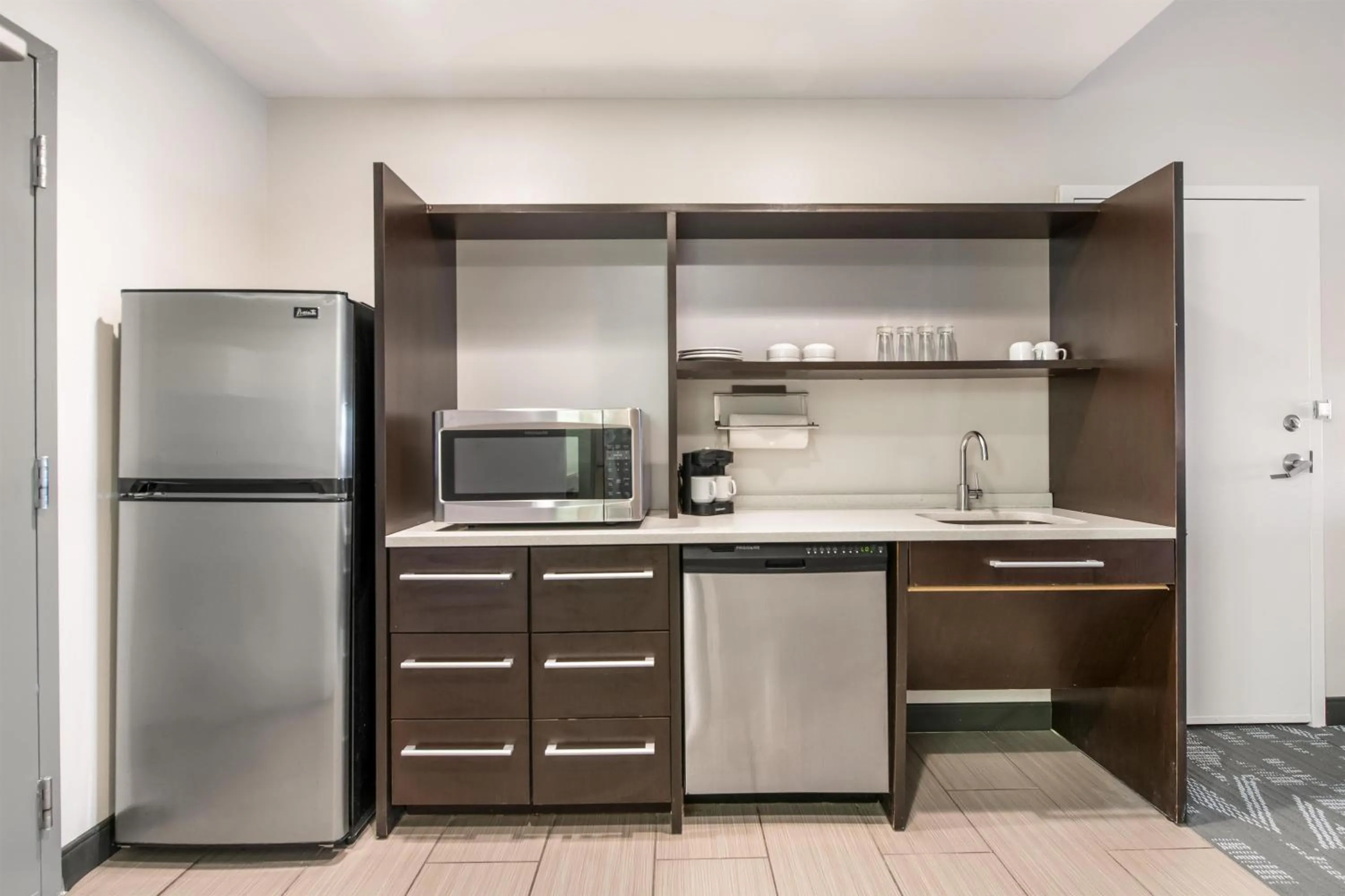Kitchen or kitchenette in Home2 Suites Pensacola I-10 At North Davis Hwy