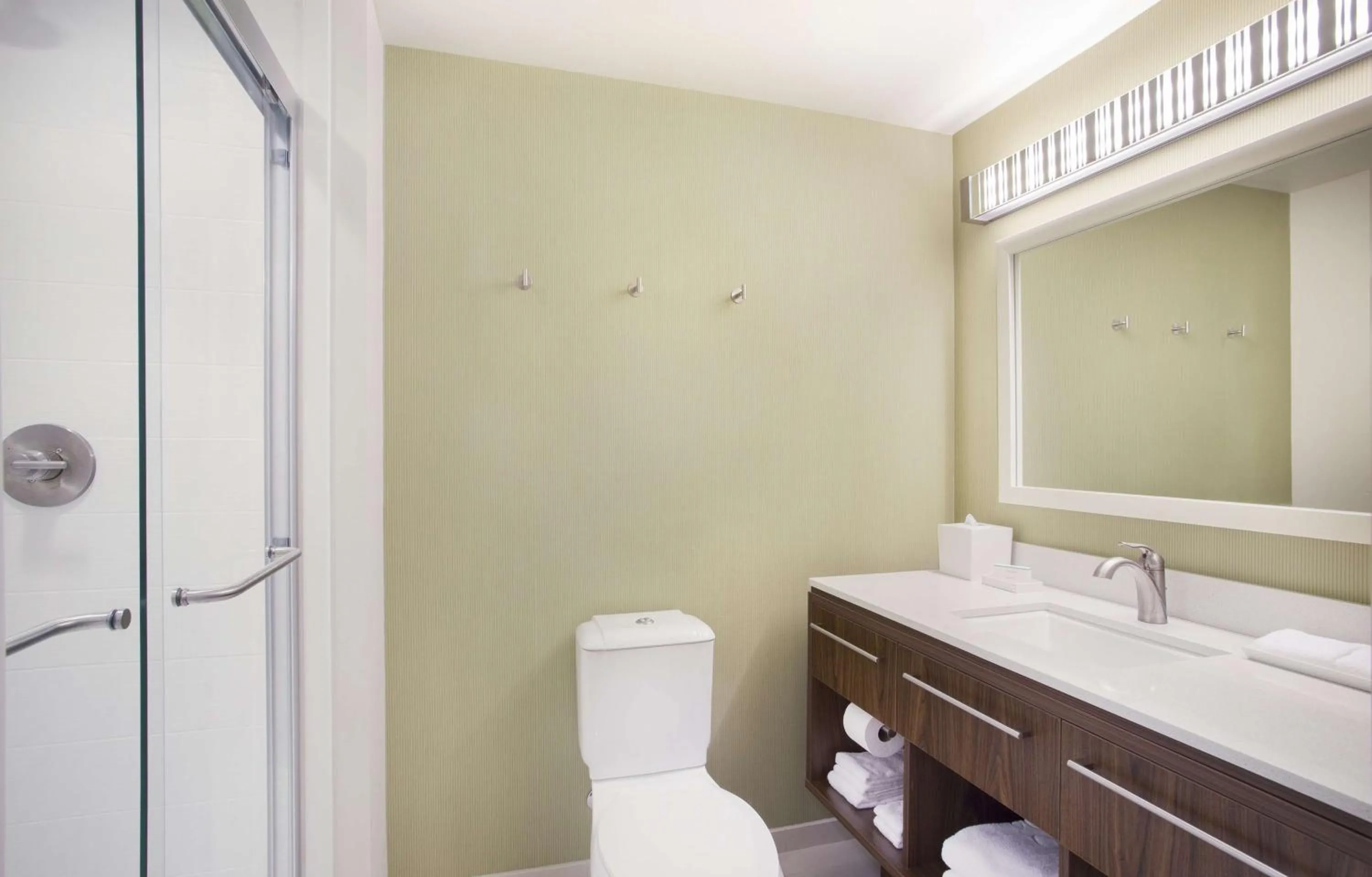 Bathroom, Bed in Home2 Suites By Hilton Oxford