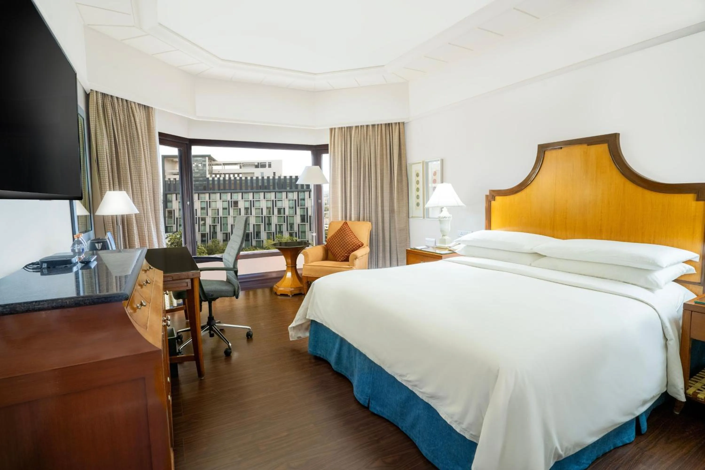 Photo of the whole room, Bed in Hyderabad Marriott Hotel & Convention Centre