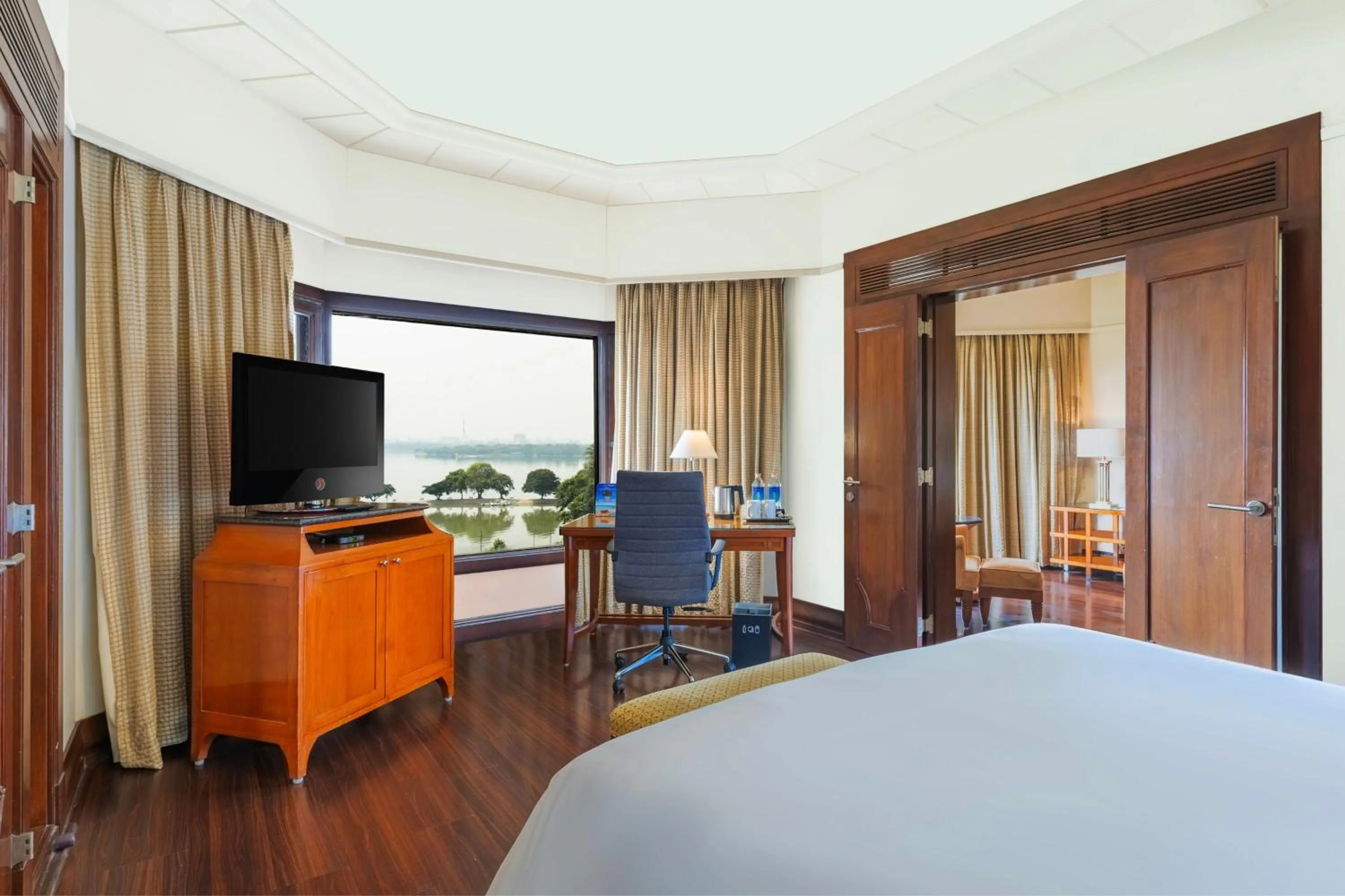 Bedroom, Bed in Hyderabad Marriott Hotel & Convention Centre