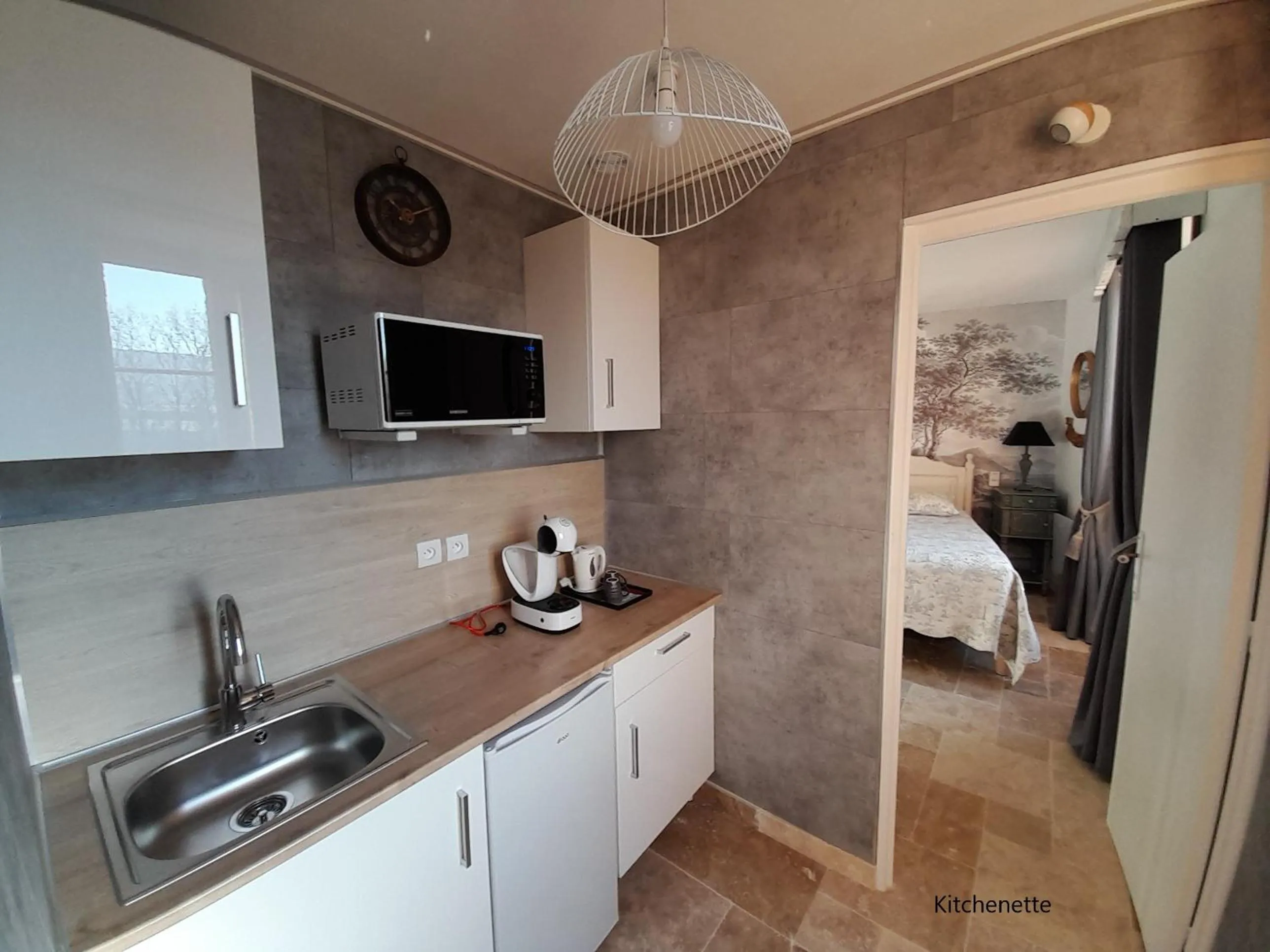 Kitchen or kitchenette, Bed in B&B Manoir de la Fabrègues