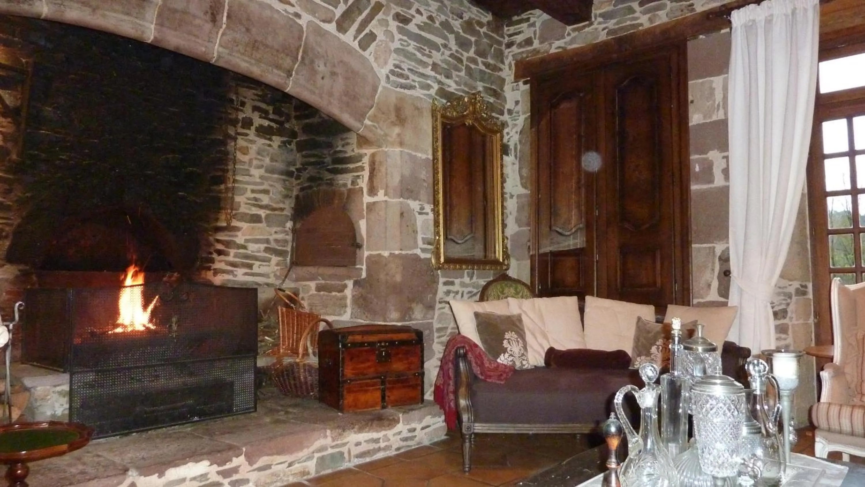 Communal lounge/ TV room in B&B Manoir de la Fabrègues