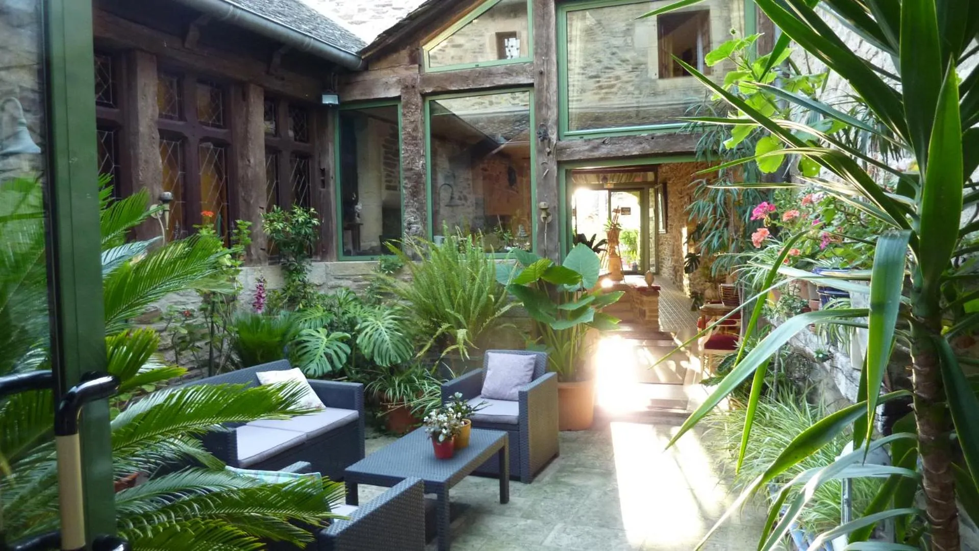 Patio in B&B Manoir de la Fabrègues