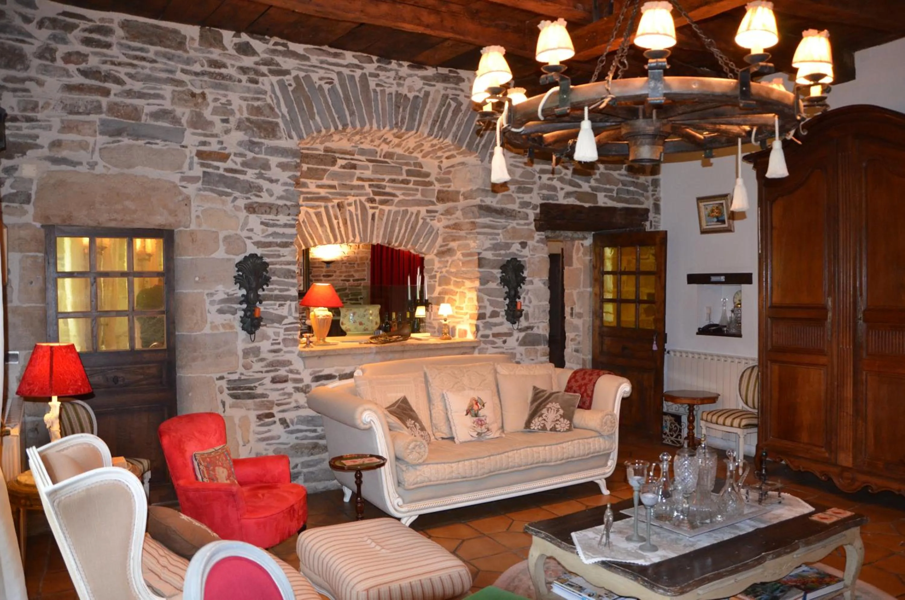 Communal lounge/ TV room in B&B Manoir de la Fabrègues