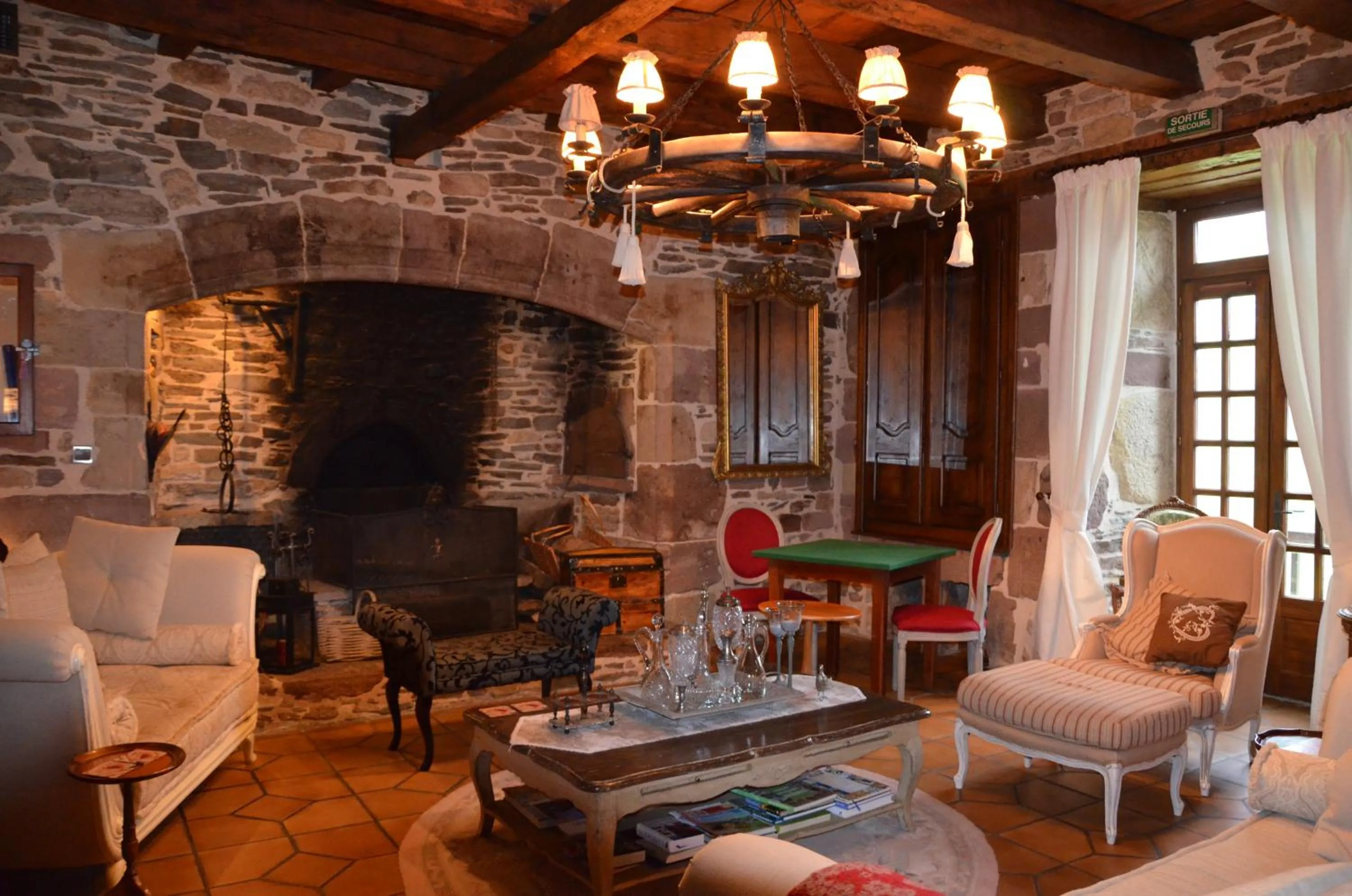 Communal lounge/ TV room in B&B Manoir de la Fabrègues