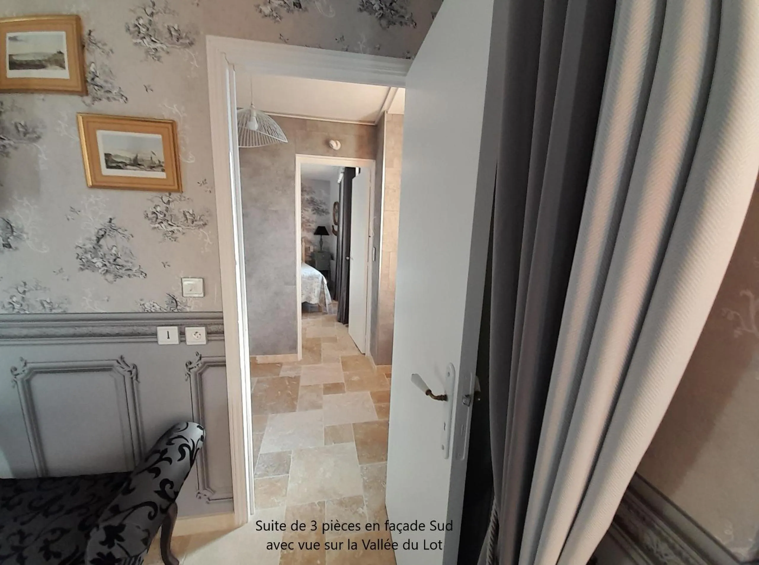 Photo of the whole room in B&B Manoir de la Fabrègues