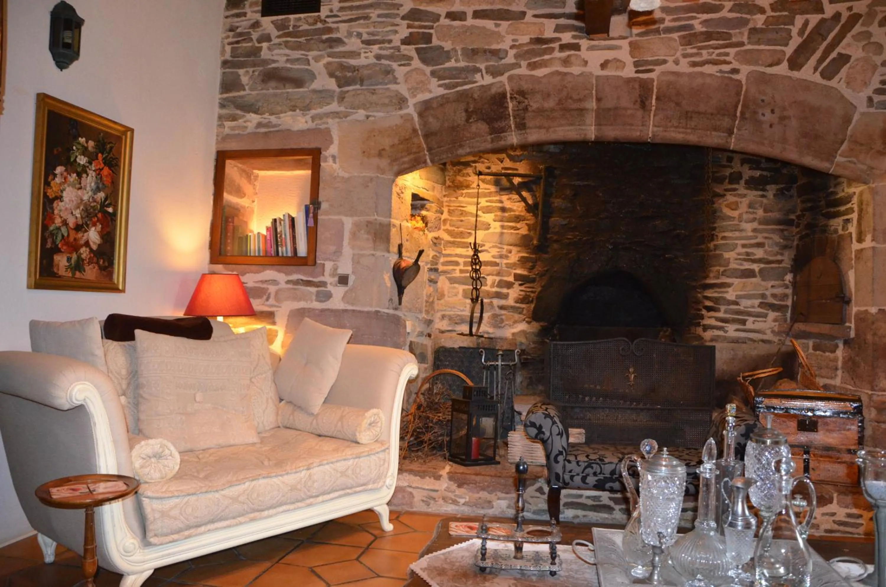 Communal lounge/ TV room in B&B Manoir de la Fabrègues