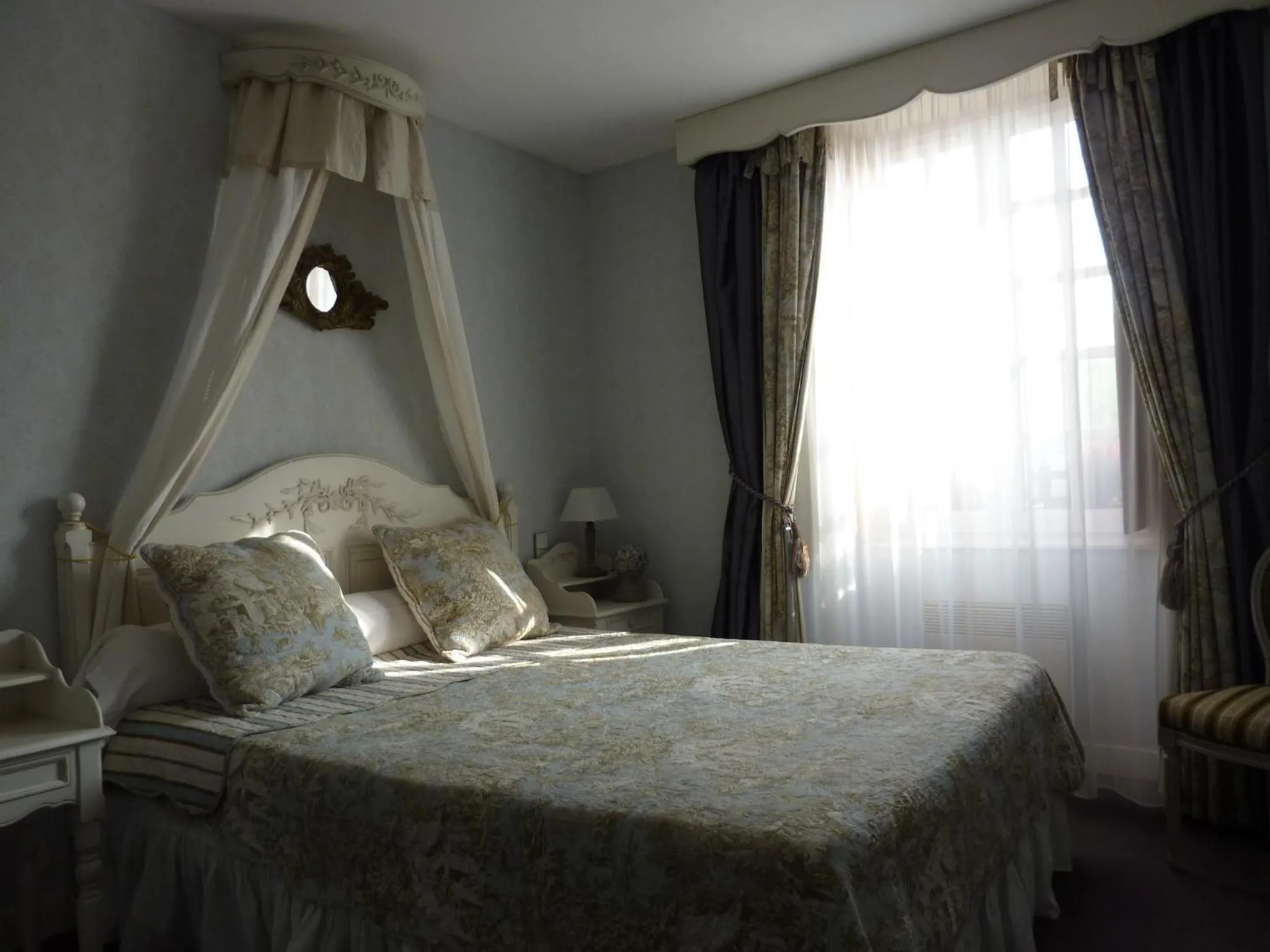 Bed in B&B Manoir de la Fabrègues