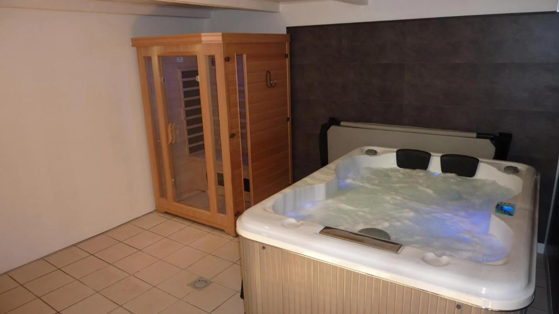 Hot Tub in B&B Manoir de la Fabrègues