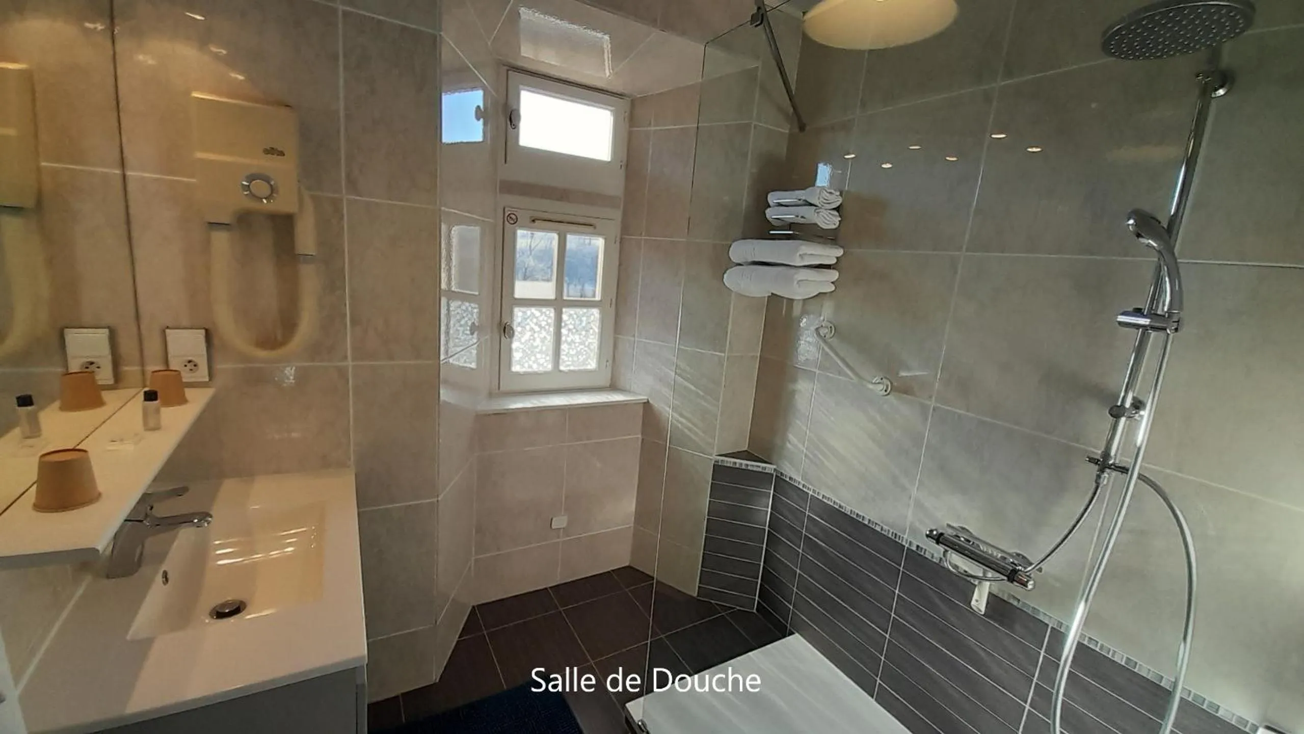Shower in B&B Manoir de la Fabrègues