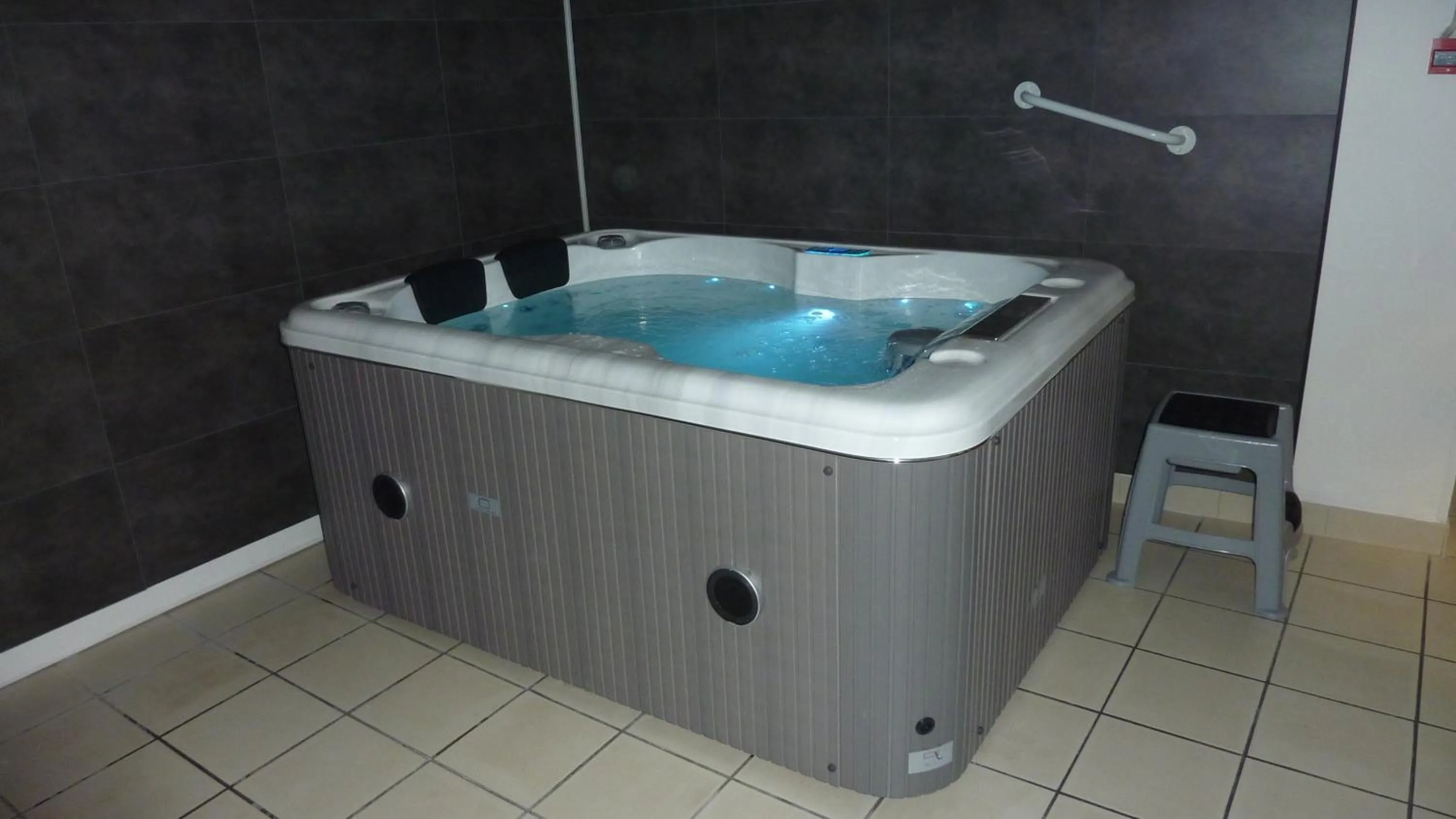 Hot Tub in B&B Manoir de la Fabrègues