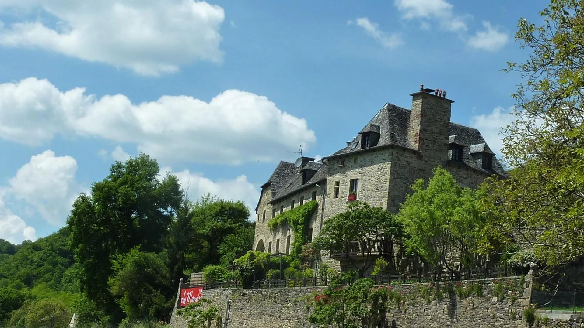 Property building in B&B Manoir de la Fabrègues