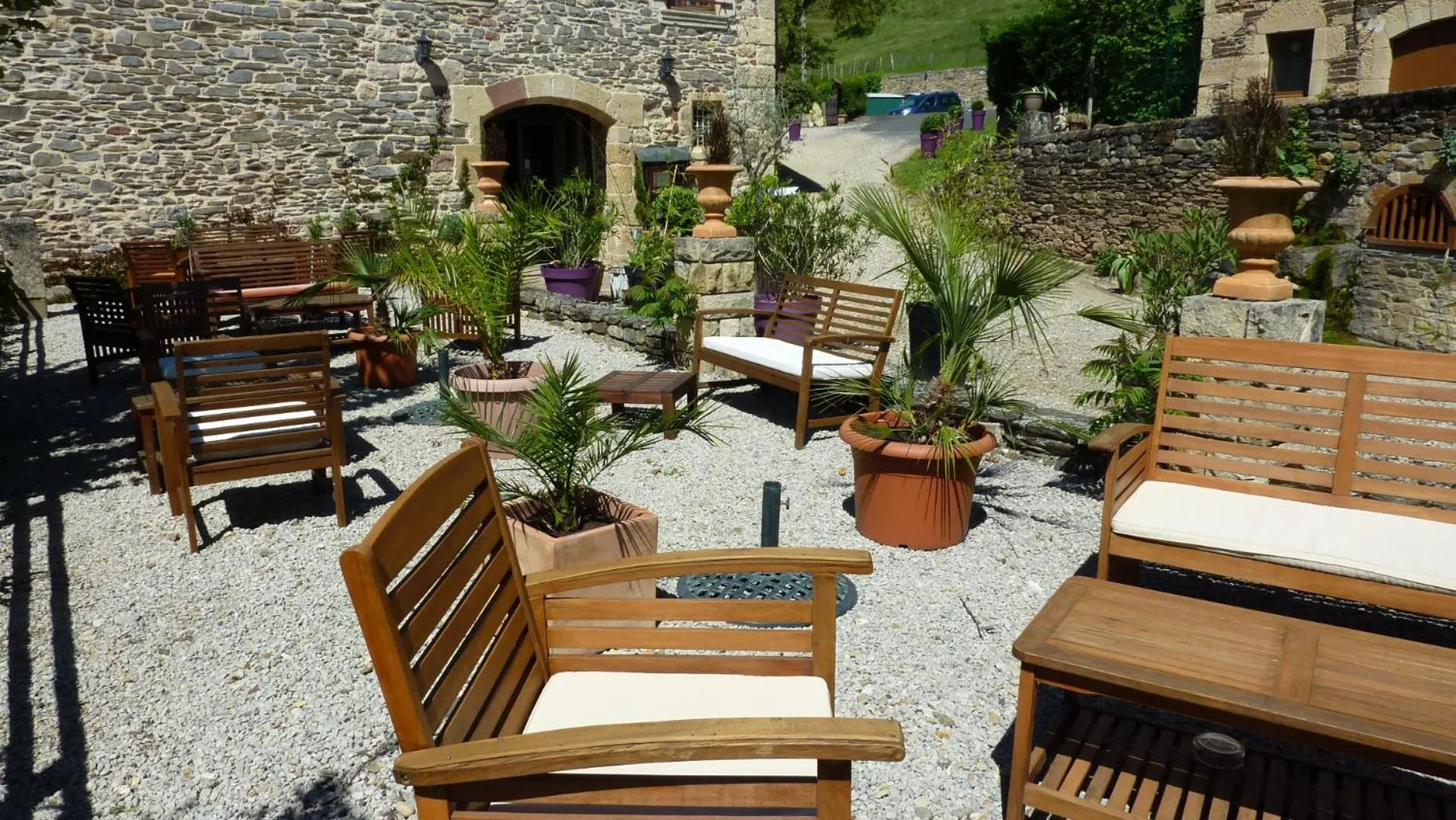 Patio in B&B Manoir de la Fabrègues