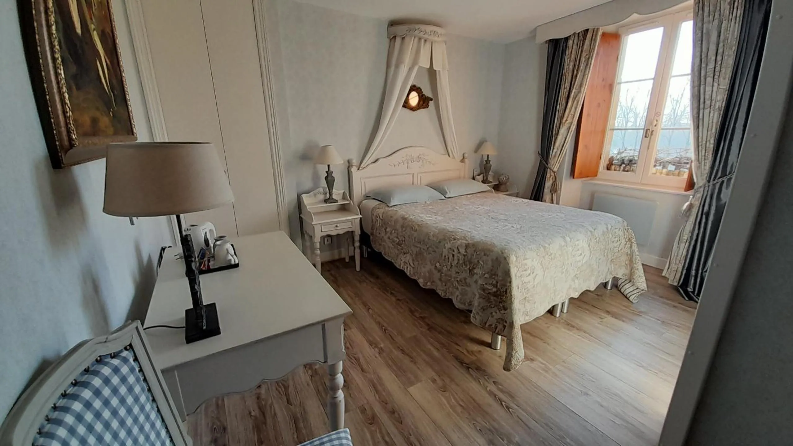 Decorative detail, Bed in B&B Manoir de la Fabrègues