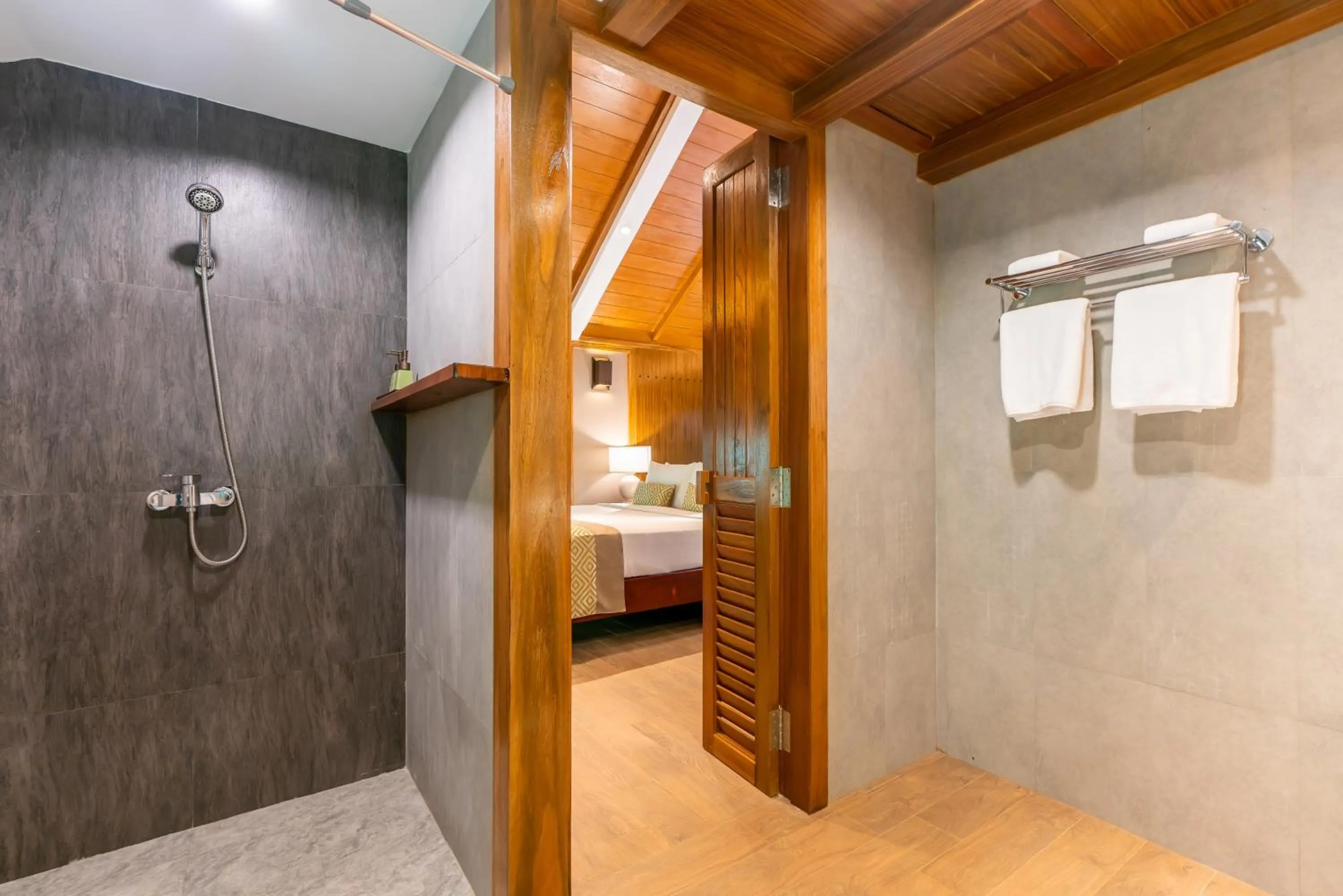 Bathroom, Bed in River Kwai Resotel