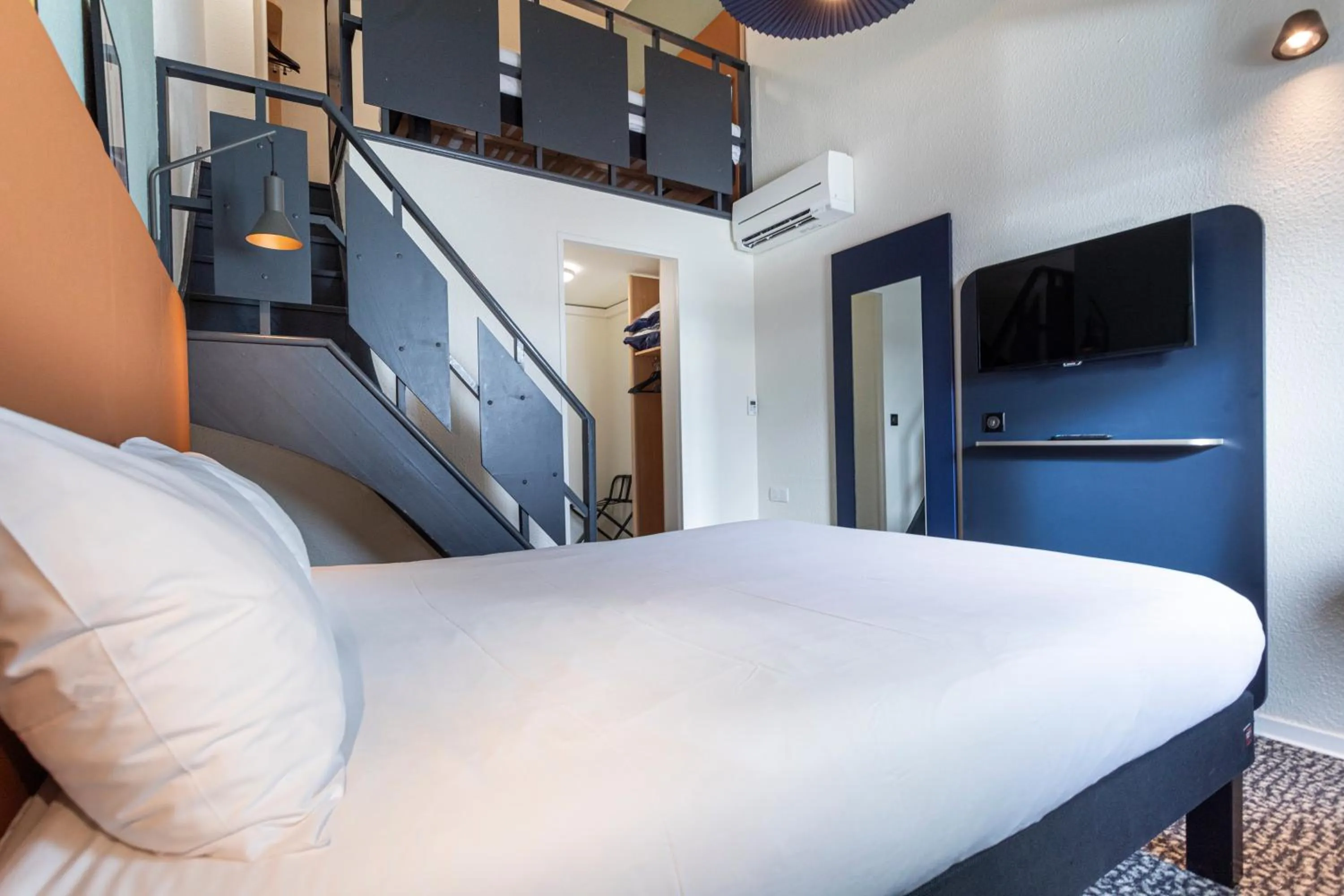 Photo of the whole room, Bed in ibis Granville Port De Plaisance