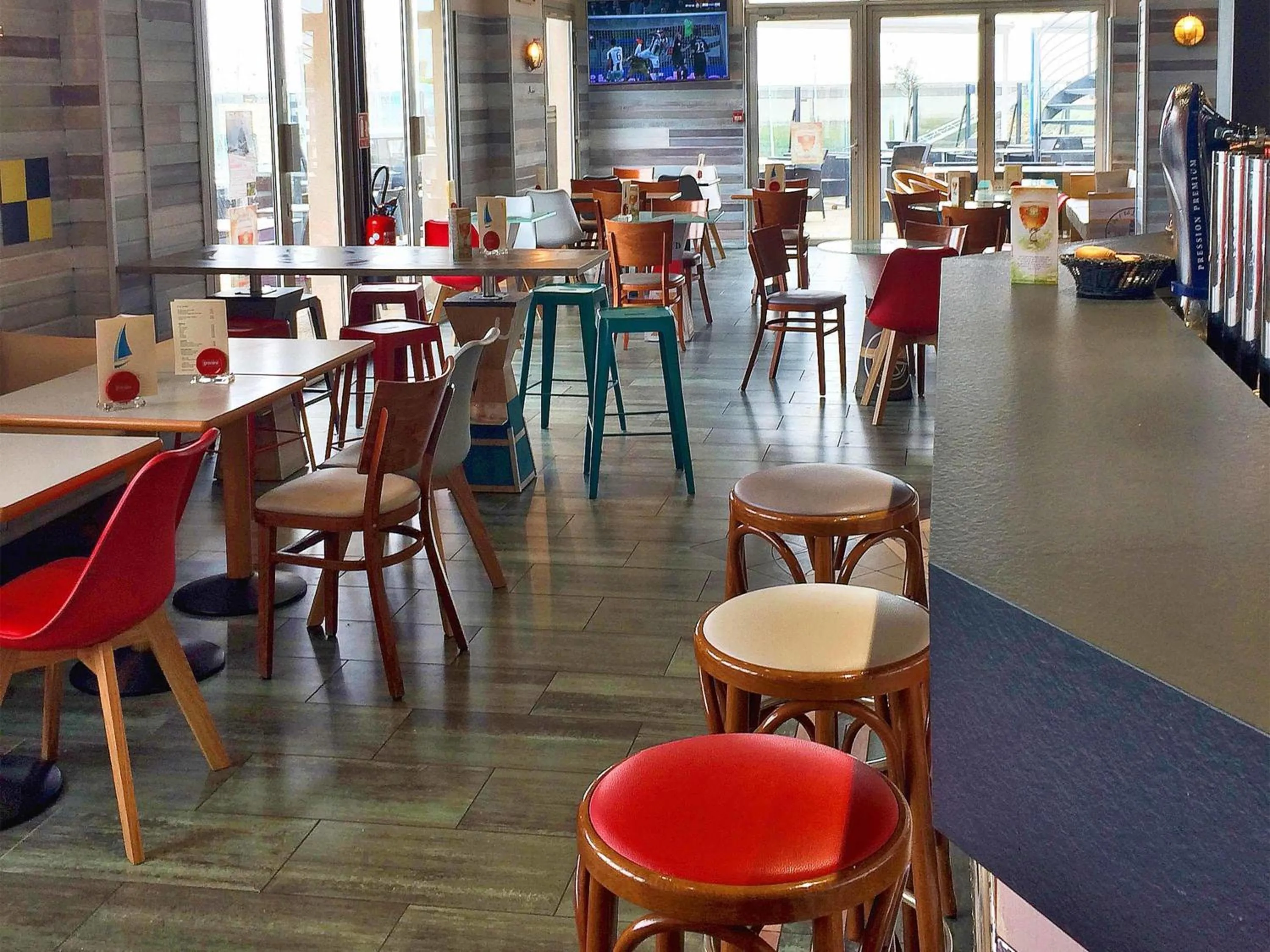 Lounge or bar in ibis Granville Port De Plaisance