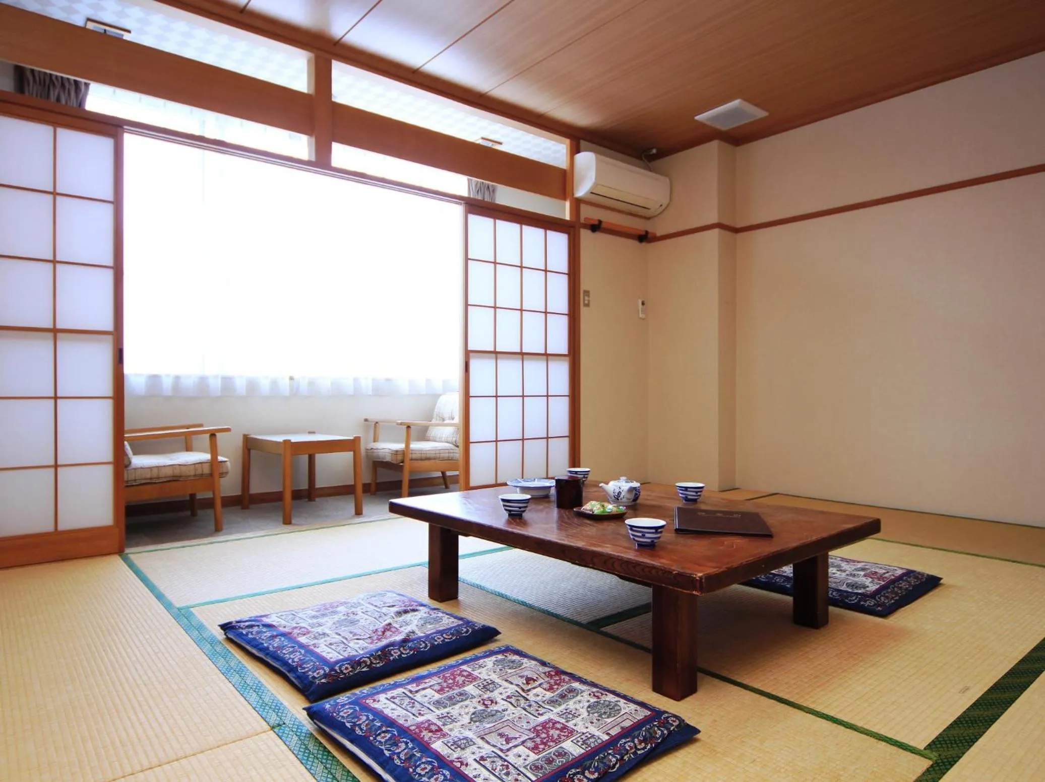 Photo of the whole room in Komao