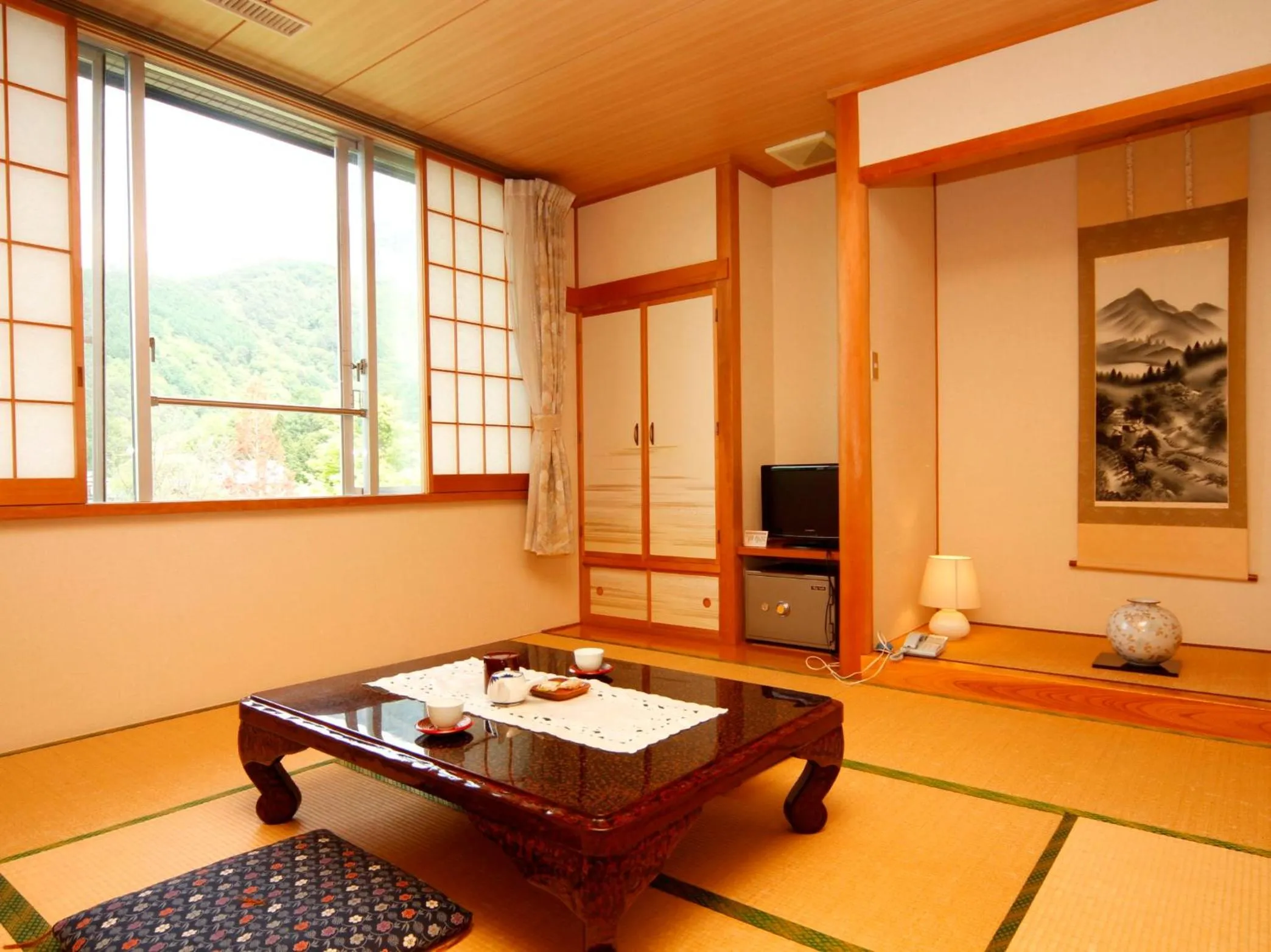 Photo of the whole room in Komao