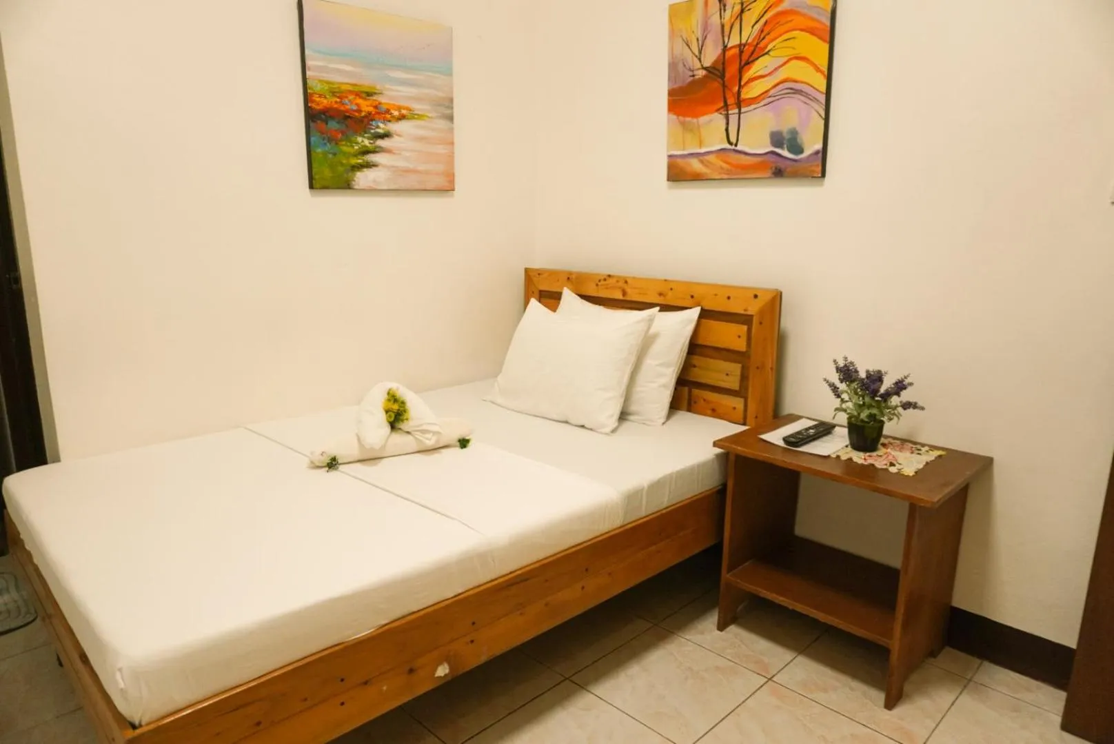 Property building, Bed in Macky's Hidden Inn