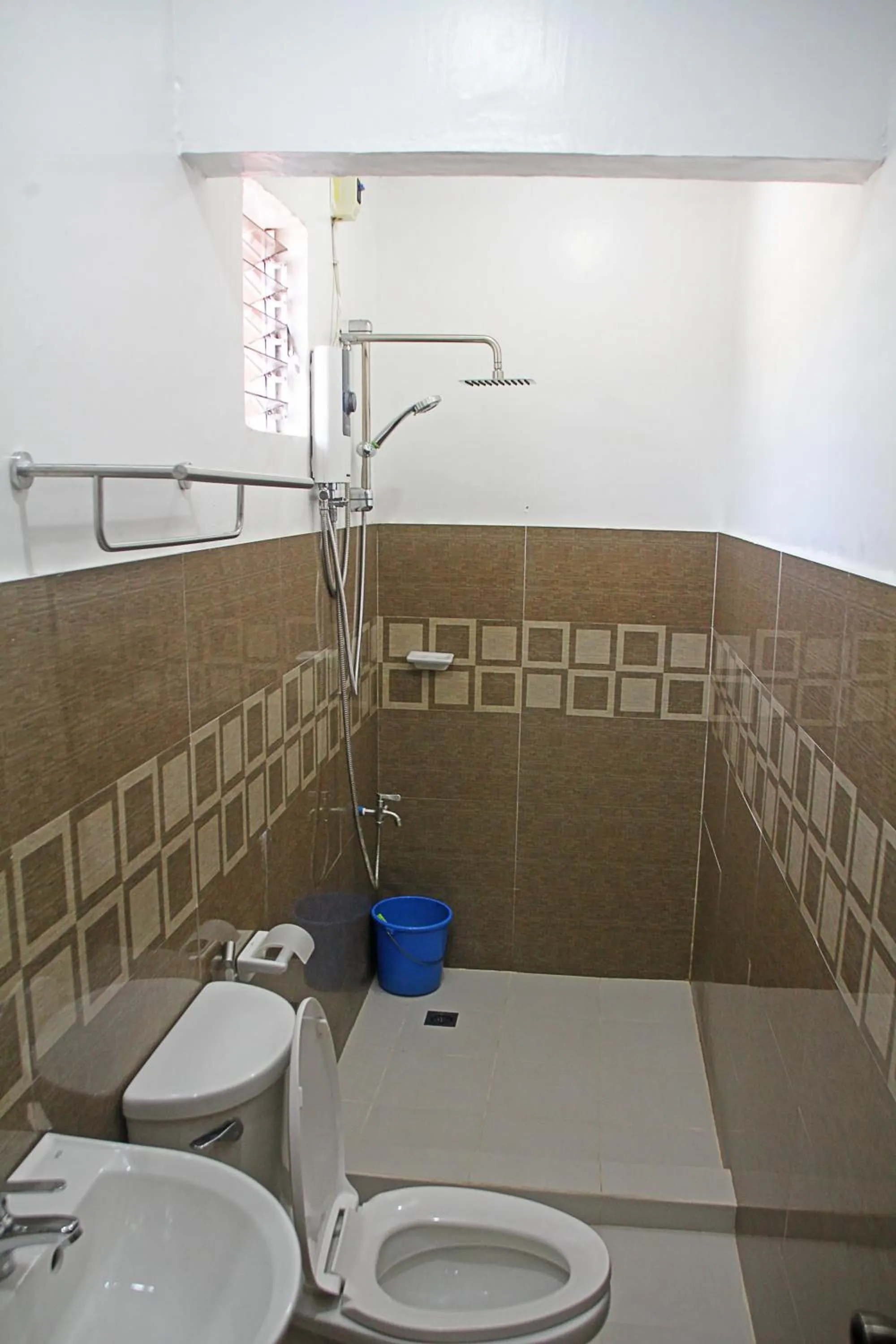 Shower in Macky's Hidden Inn