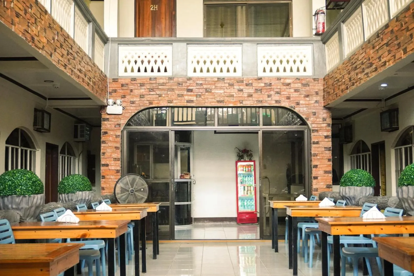 Restaurant/places to eat in Macky's Hidden Inn