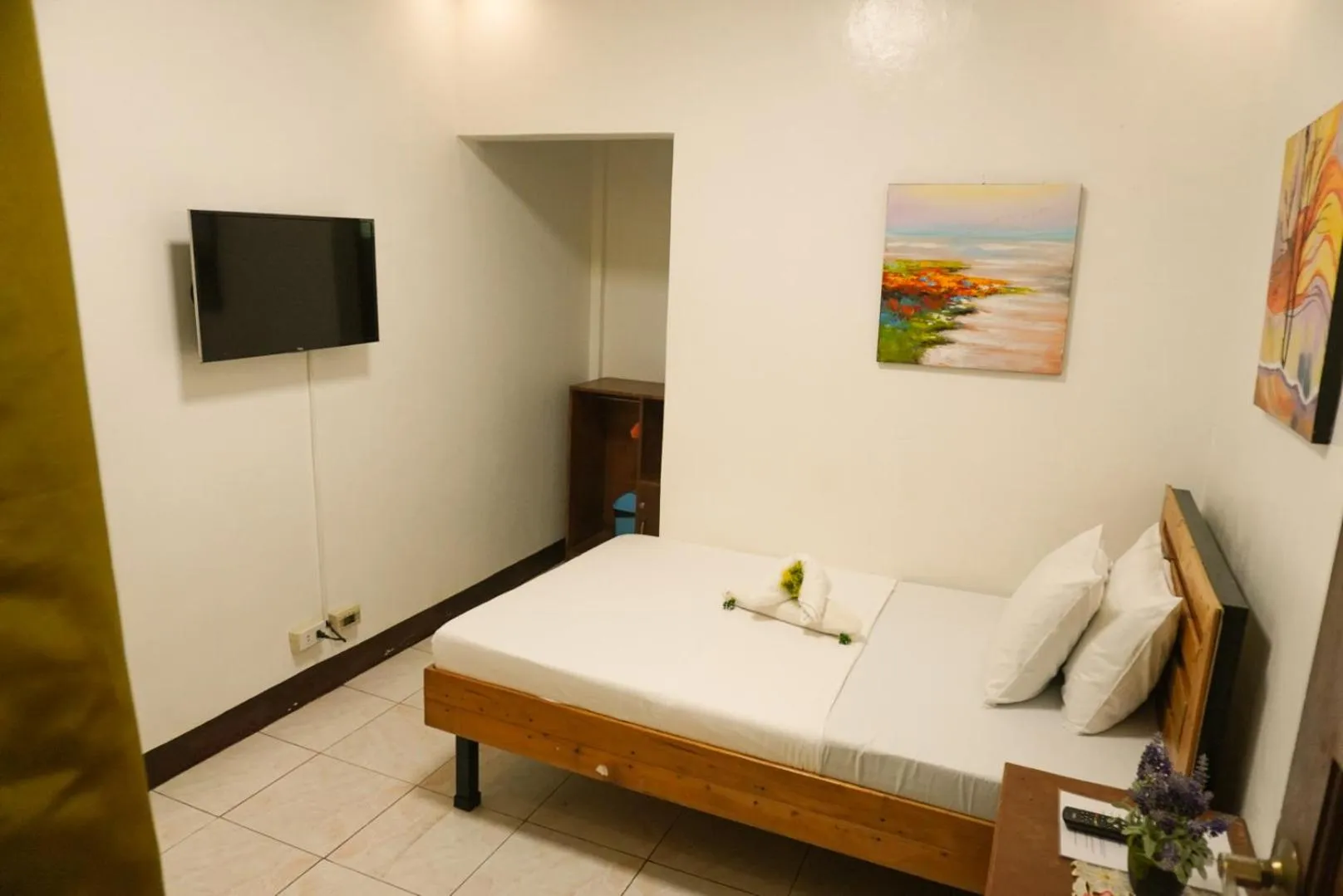 Property building, Bed in Macky's Hidden Inn