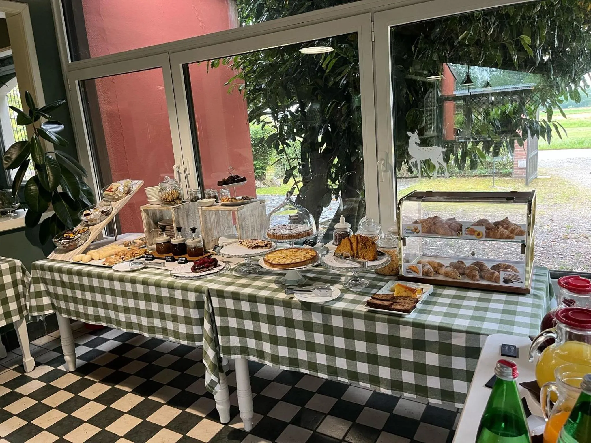 Breakfast in Hotel De La Ville