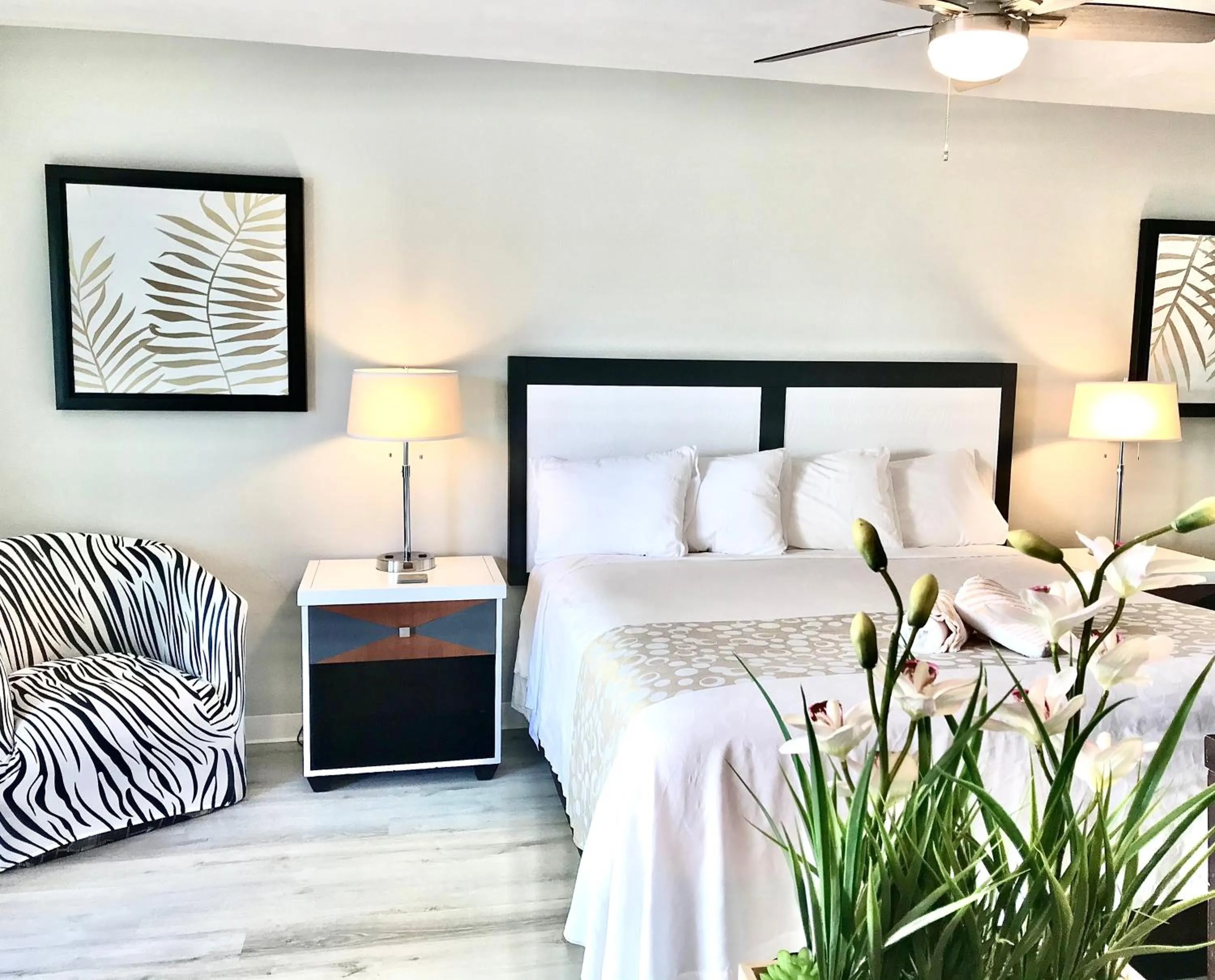 Bedroom, Bed in Organic Beach Retreat