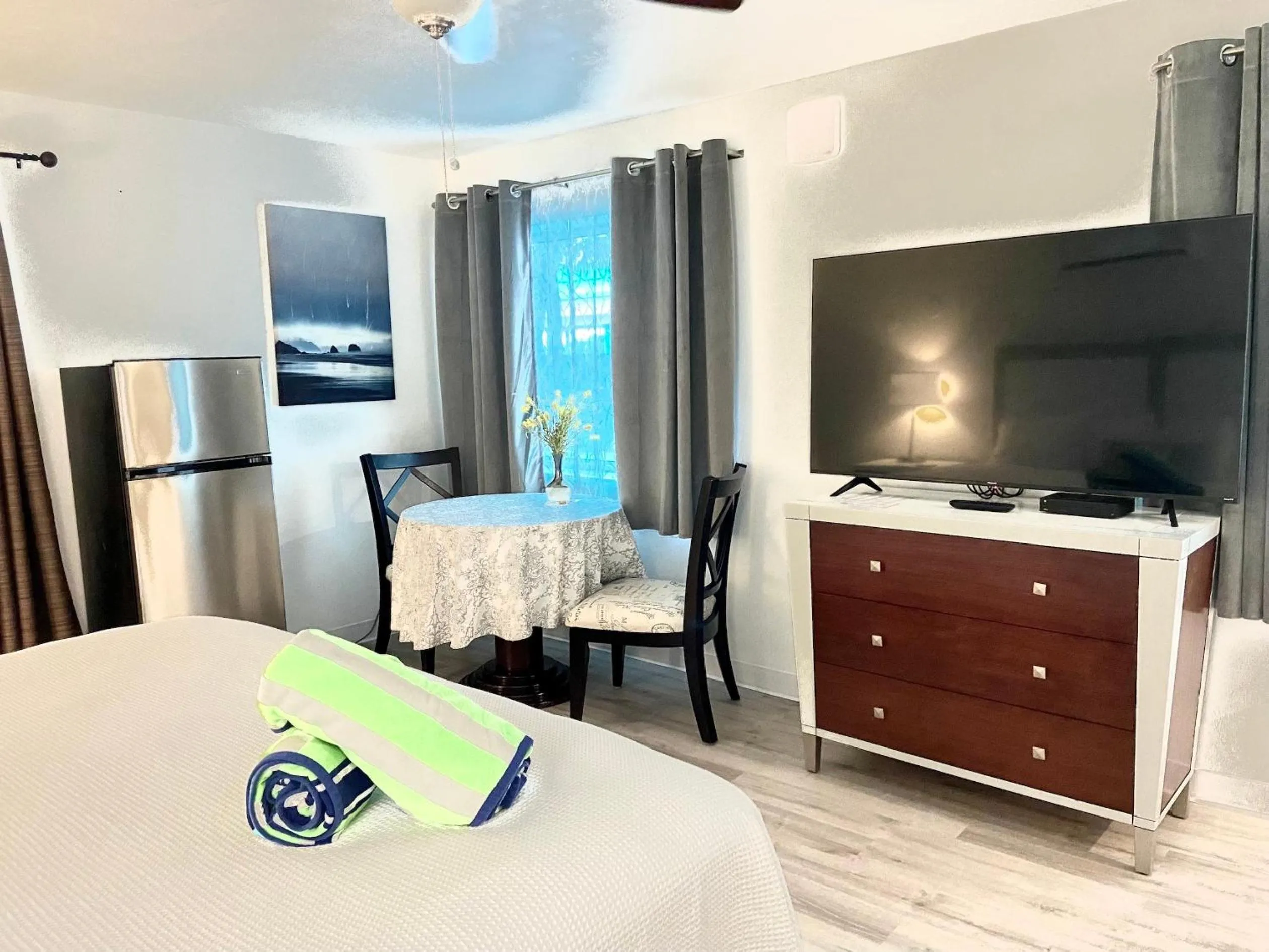 Bedroom, Bed in Organic Beach Retreat