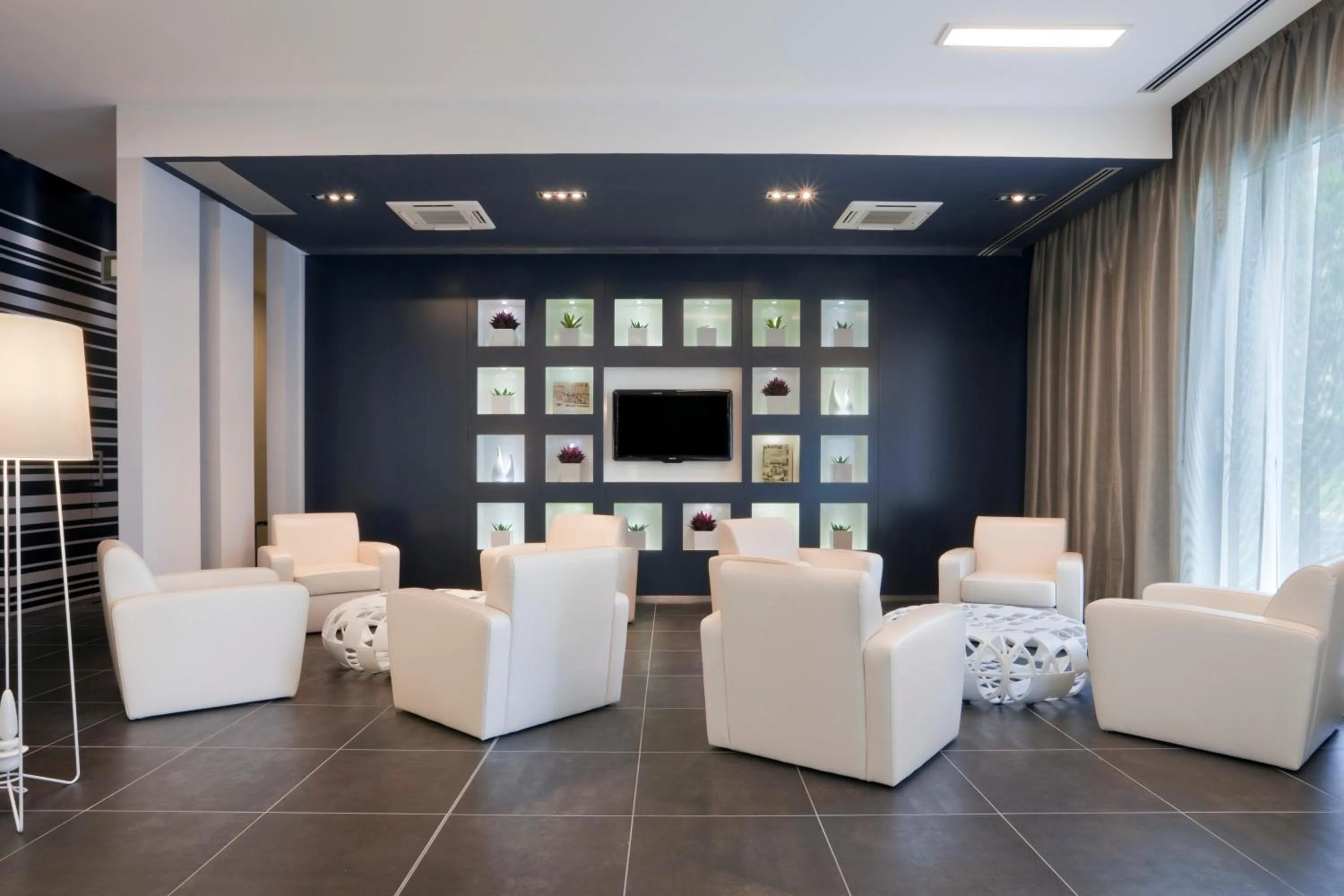 Lobby or reception in Holiday Inn Milan Nord Zara by IHG