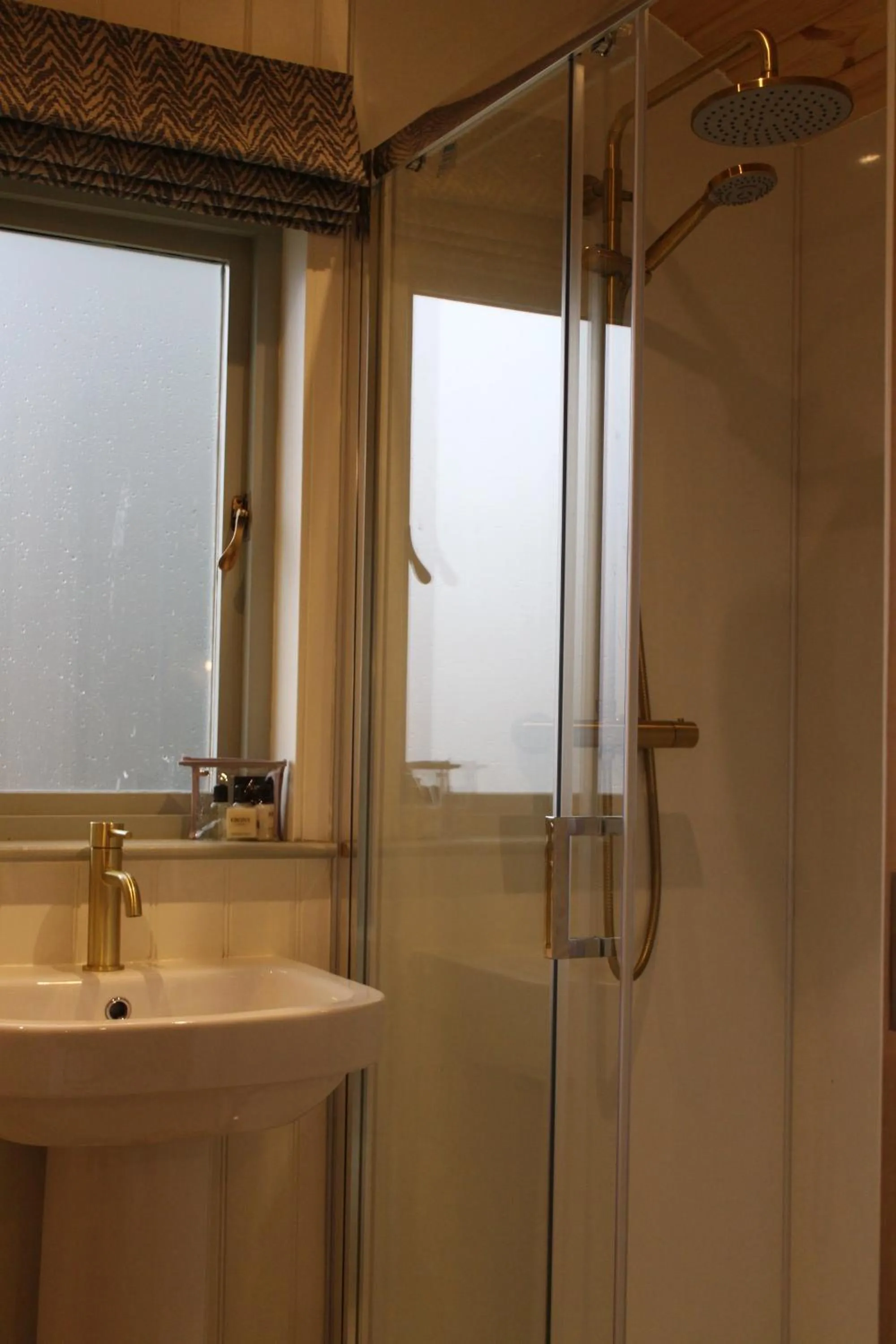 Shower in The Apple Inn