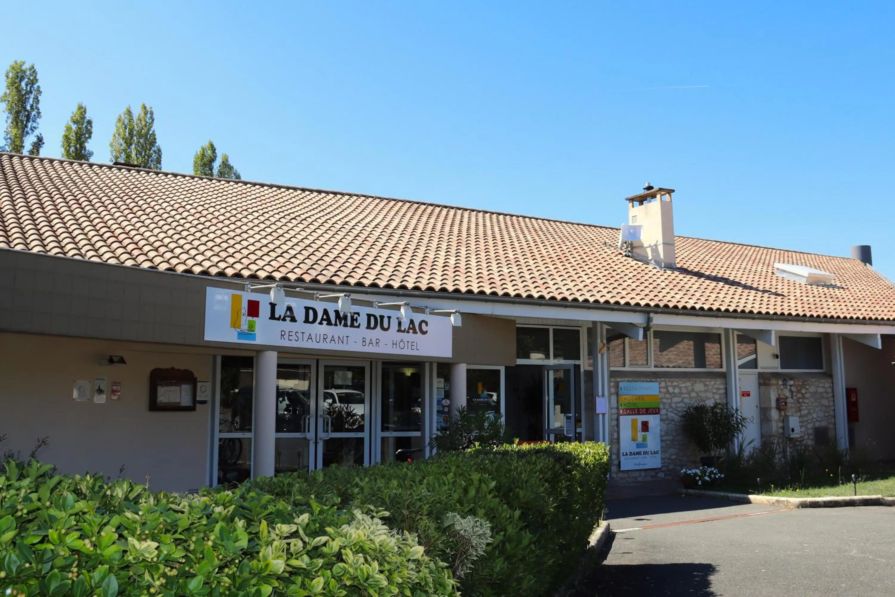 Property building in Hotel Restaurant La Dame du Lac