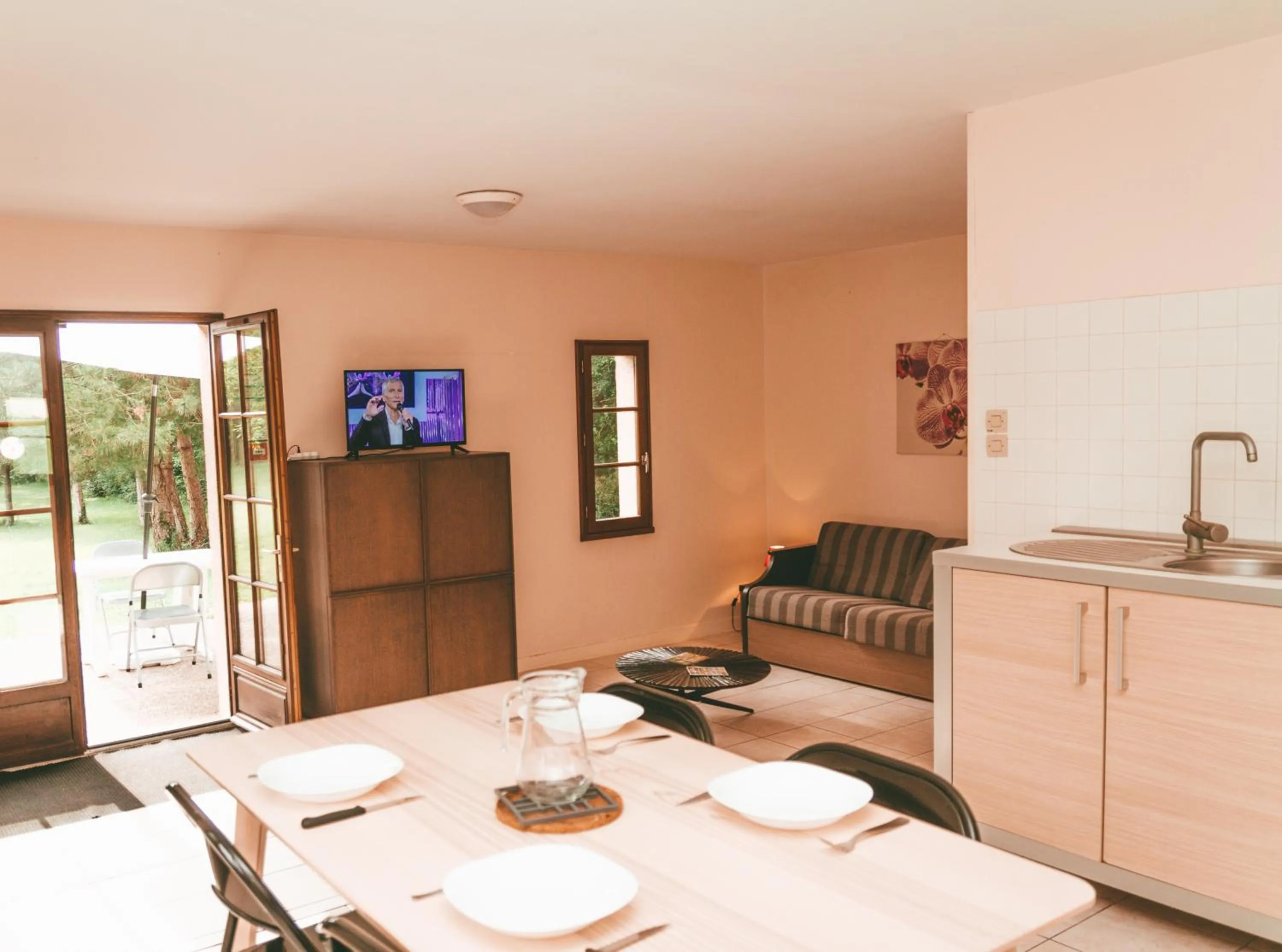 Dining area in Terres de France - Moncontour Active Park