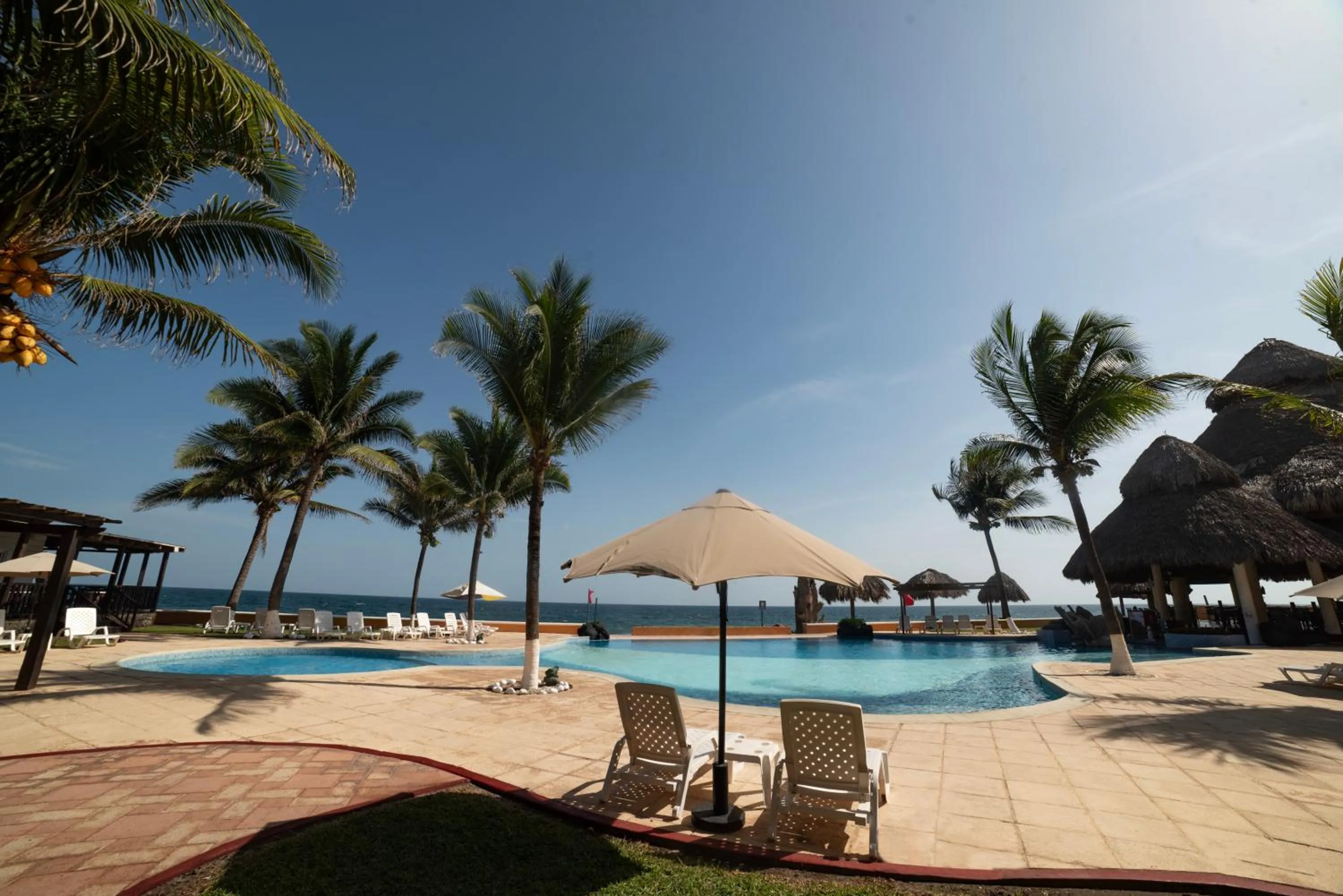 Swimming pool in Hotel Cayman Suites