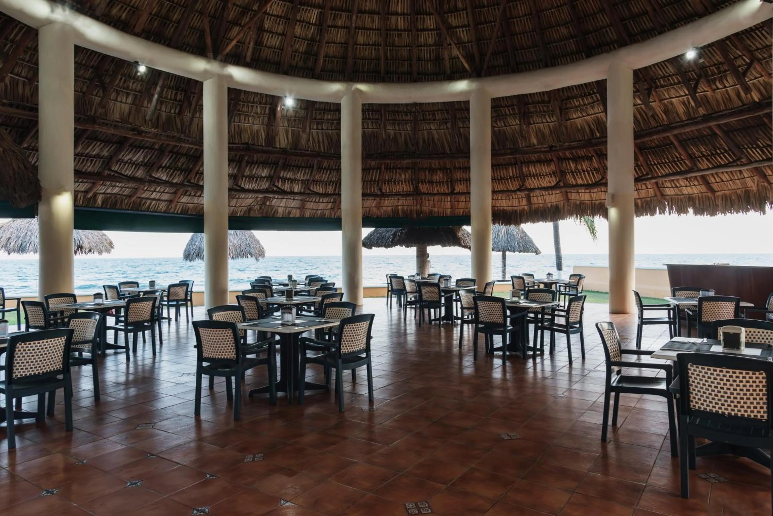 Restaurant/places to eat in Hotel Cayman Suites
