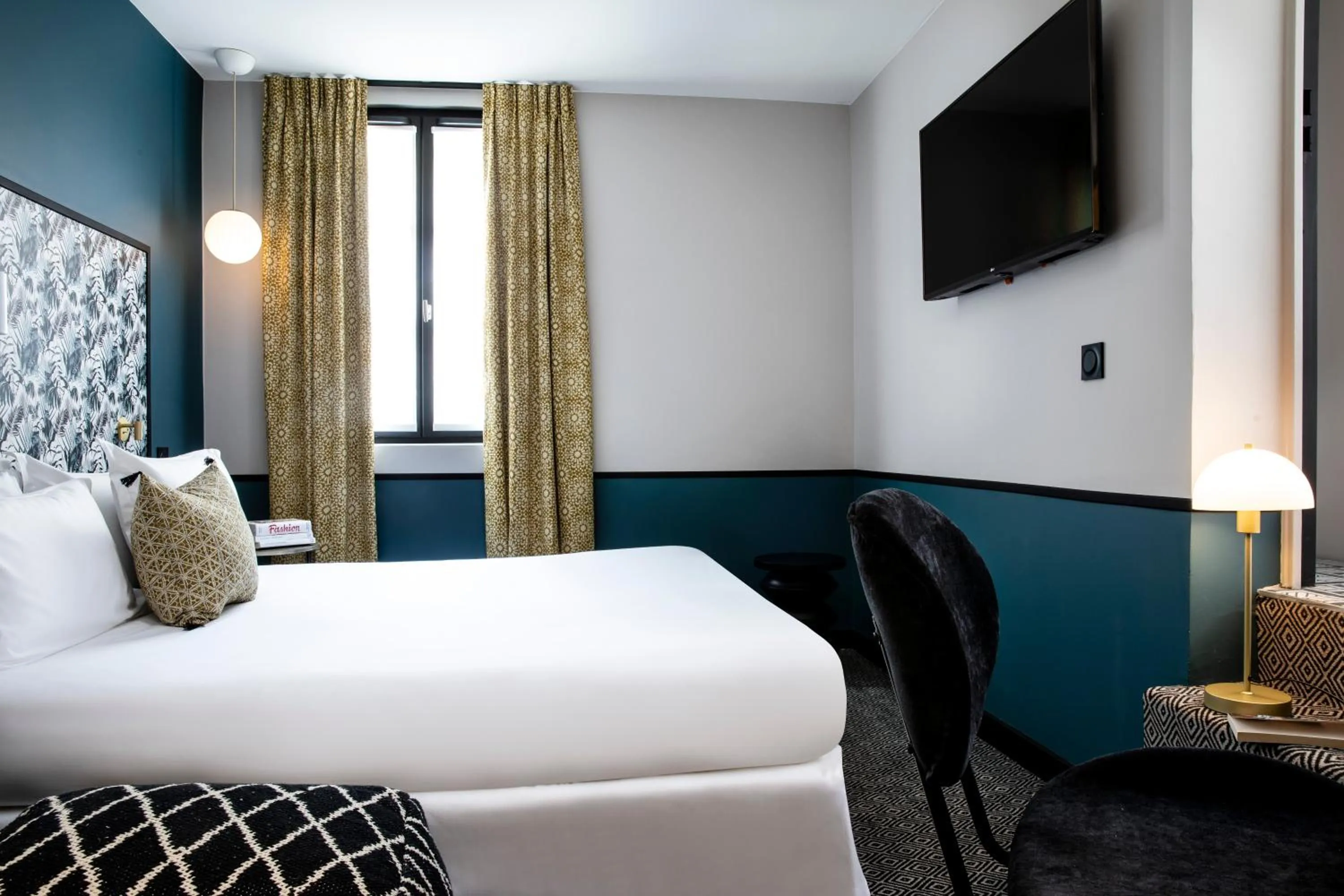 Bed in Hôtel Paris La Fayette