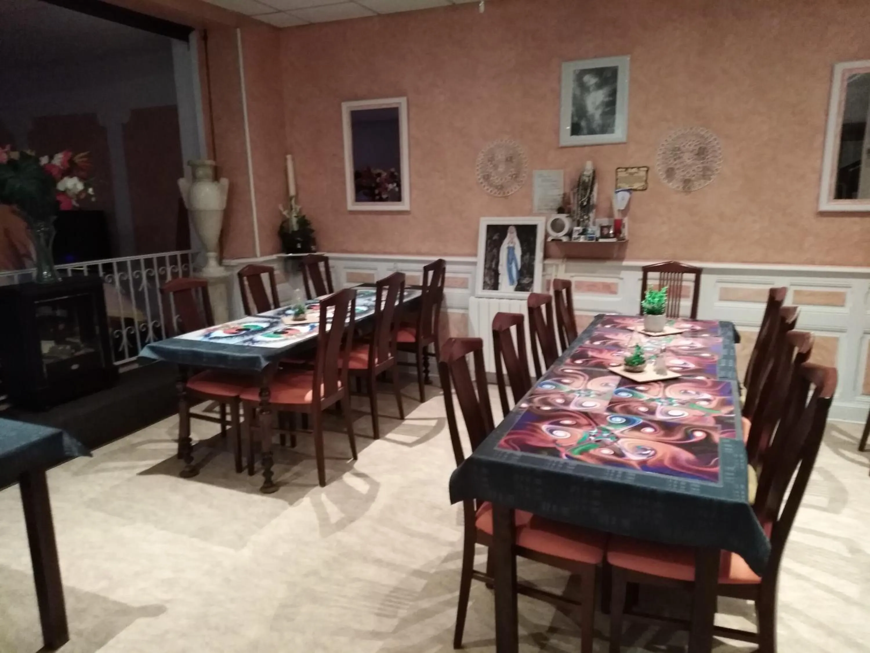 Restaurant/places to eat in Chalet Saint Louis