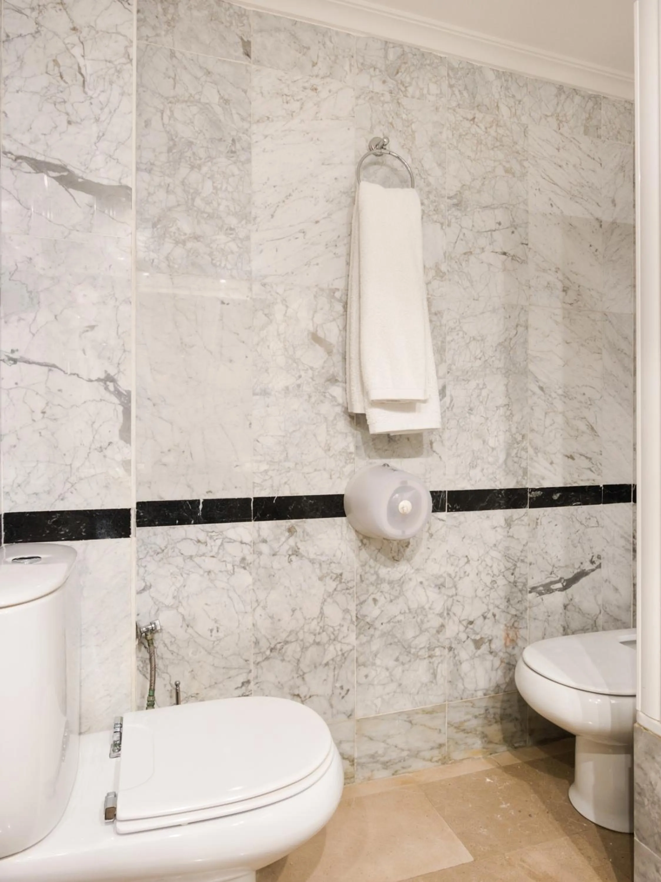 Bathroom in Emperatriz III