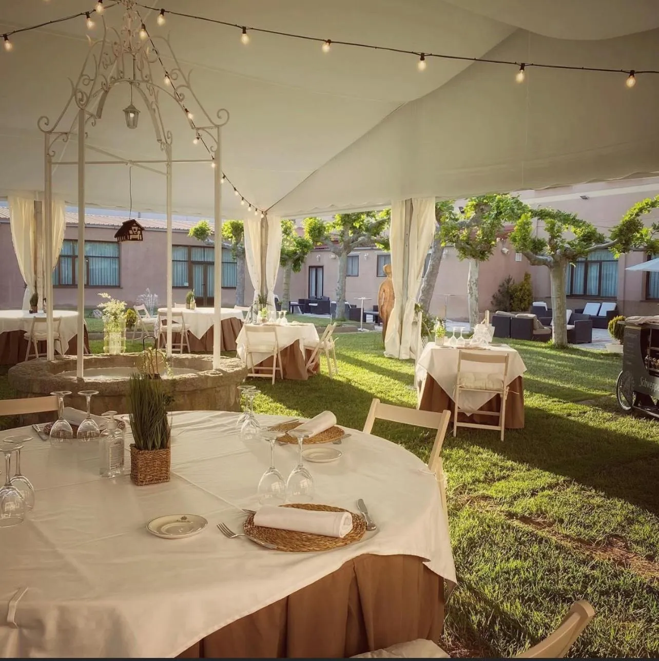 Restaurant/places to eat in Emperatriz III