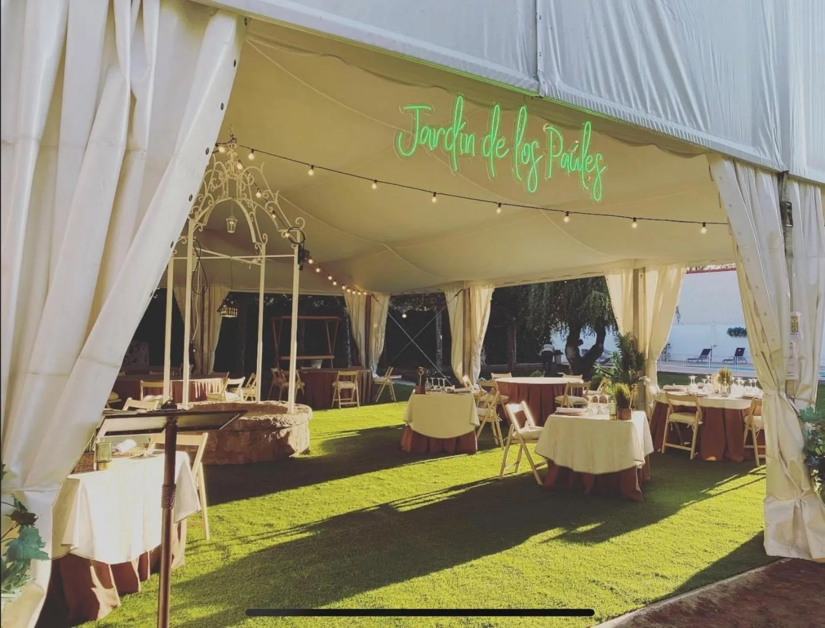 Restaurant/places to eat in Emperatriz III