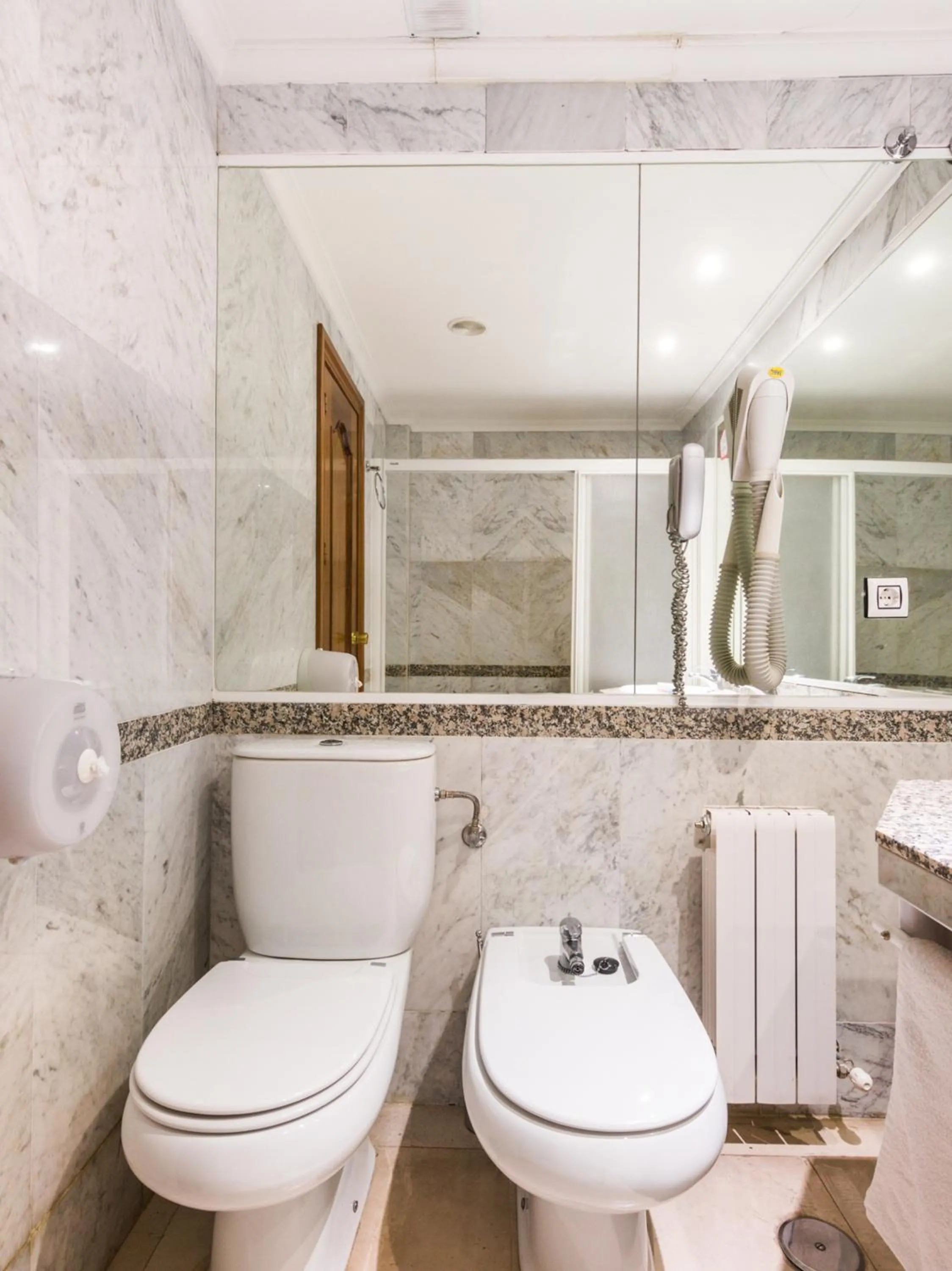 Bathroom in Emperatriz III