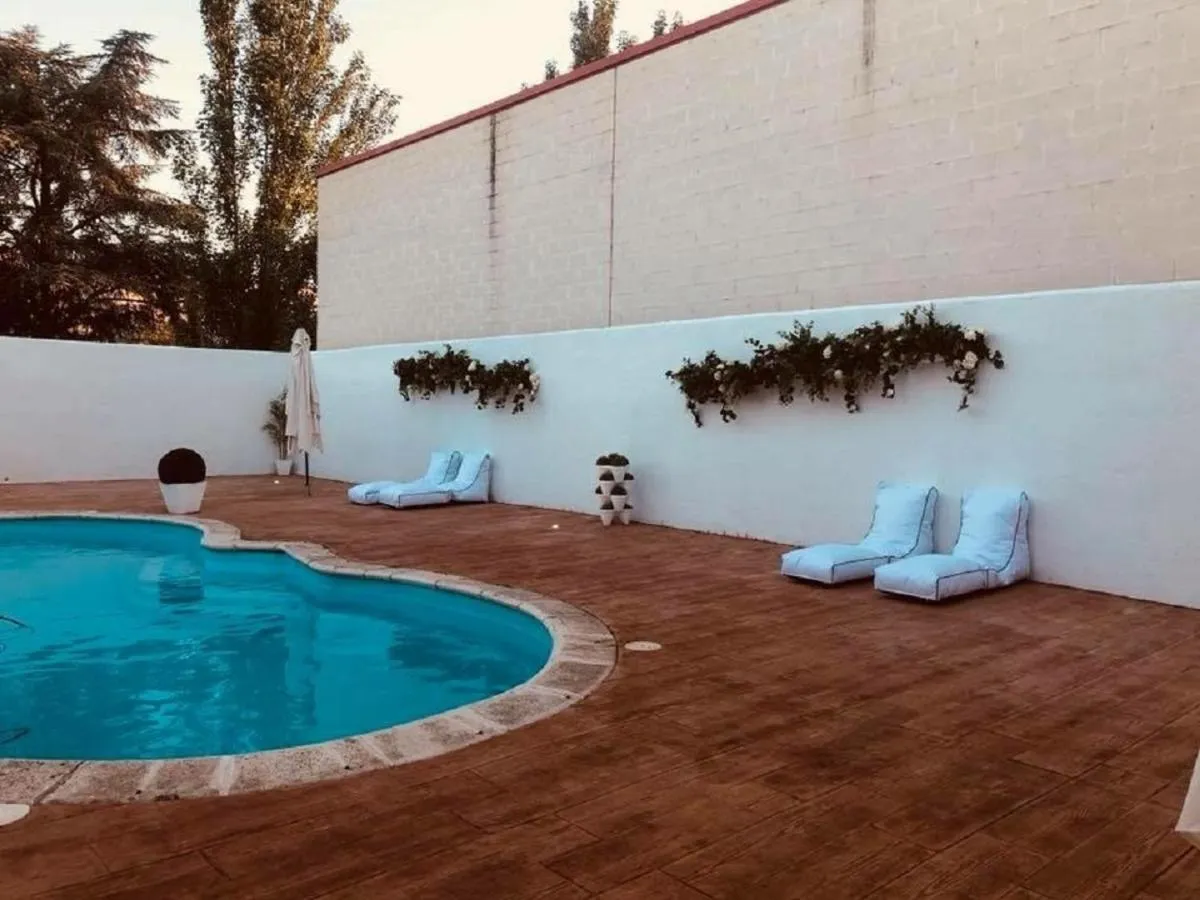 Swimming pool in Emperatriz III