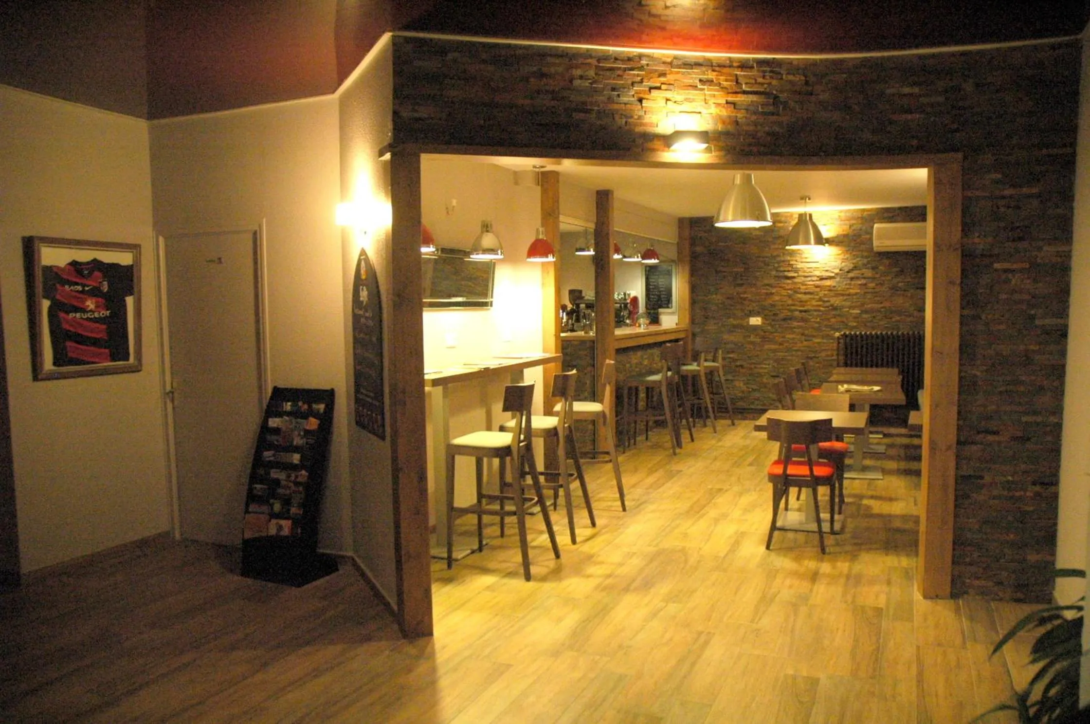 Lounge or bar in Logis Hôtel Restaurant Mar I Sol