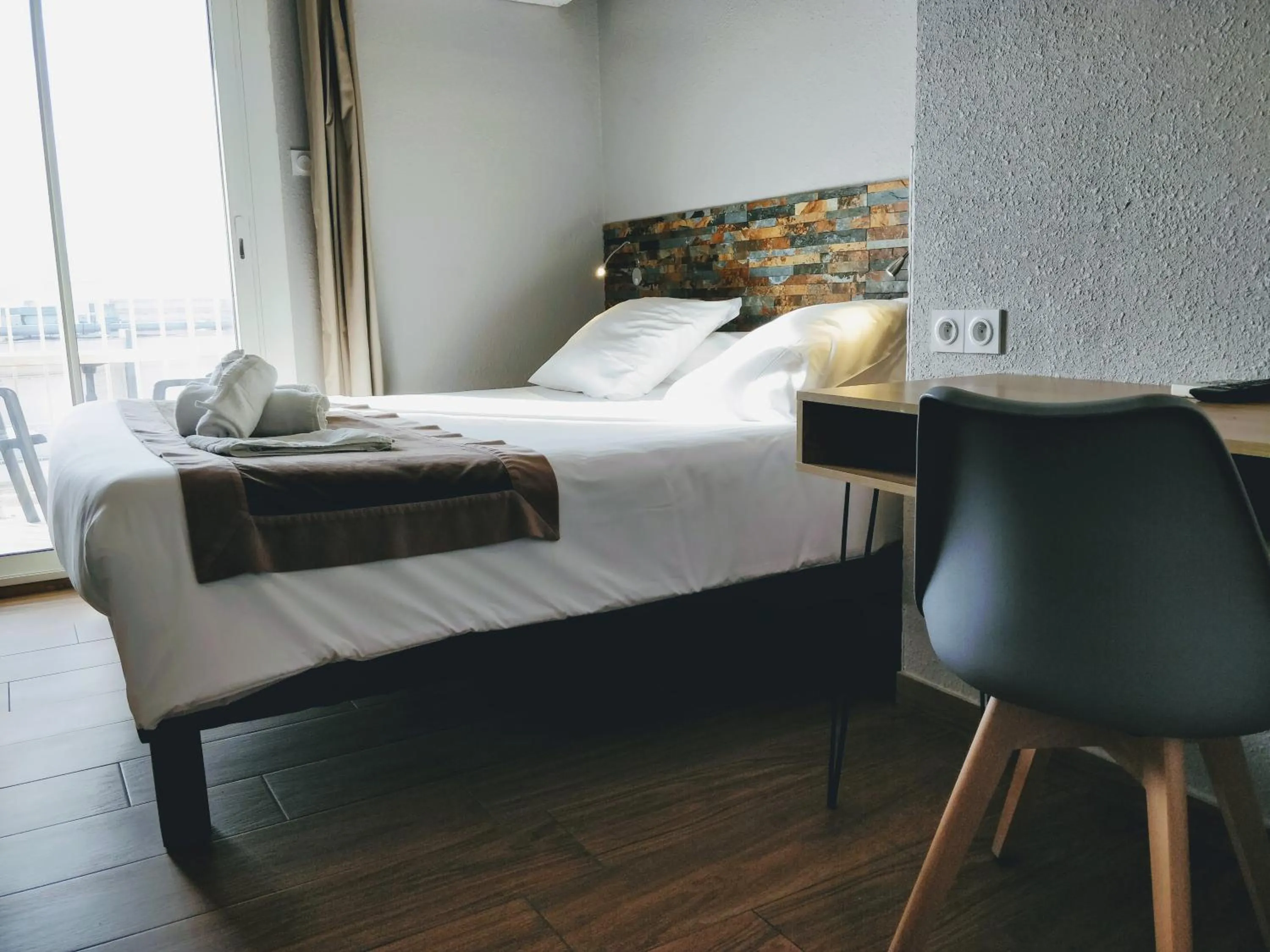 Bed in Logis Hôtel Restaurant Mar I Sol