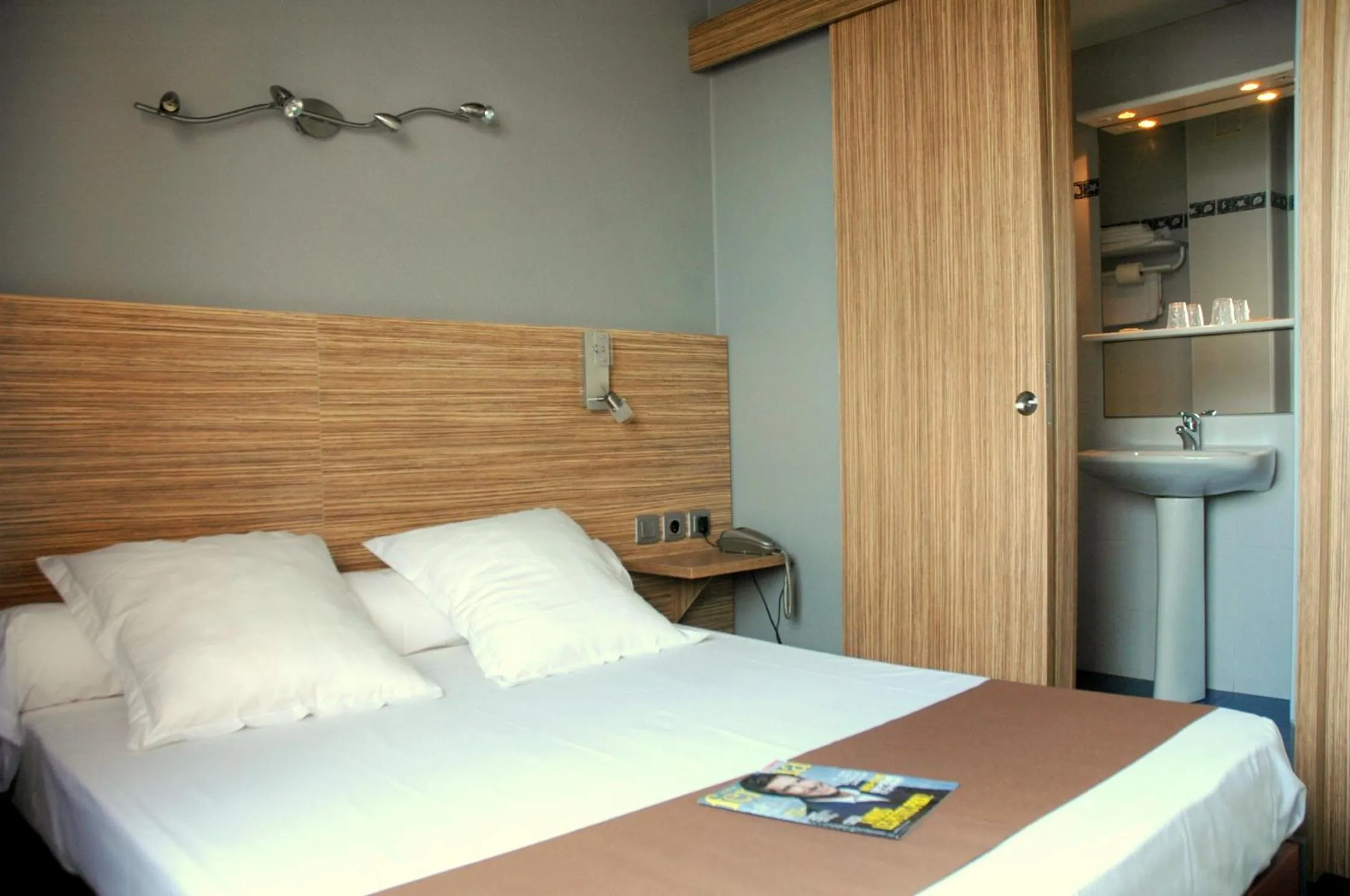 Bathroom, Bed in Logis Hôtel Restaurant Mar I Sol