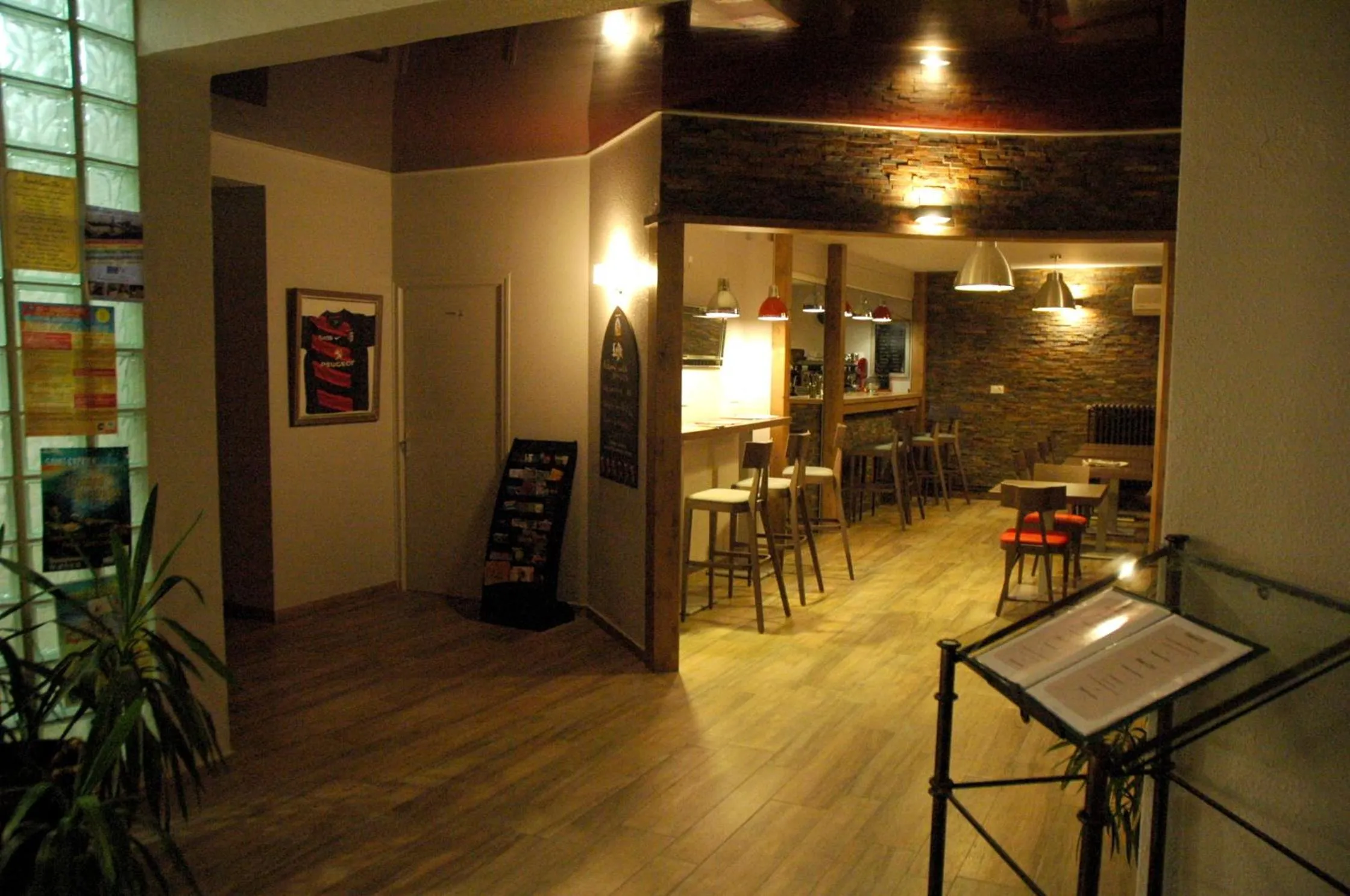 Lounge or bar in Logis Hôtel Restaurant Mar I Sol