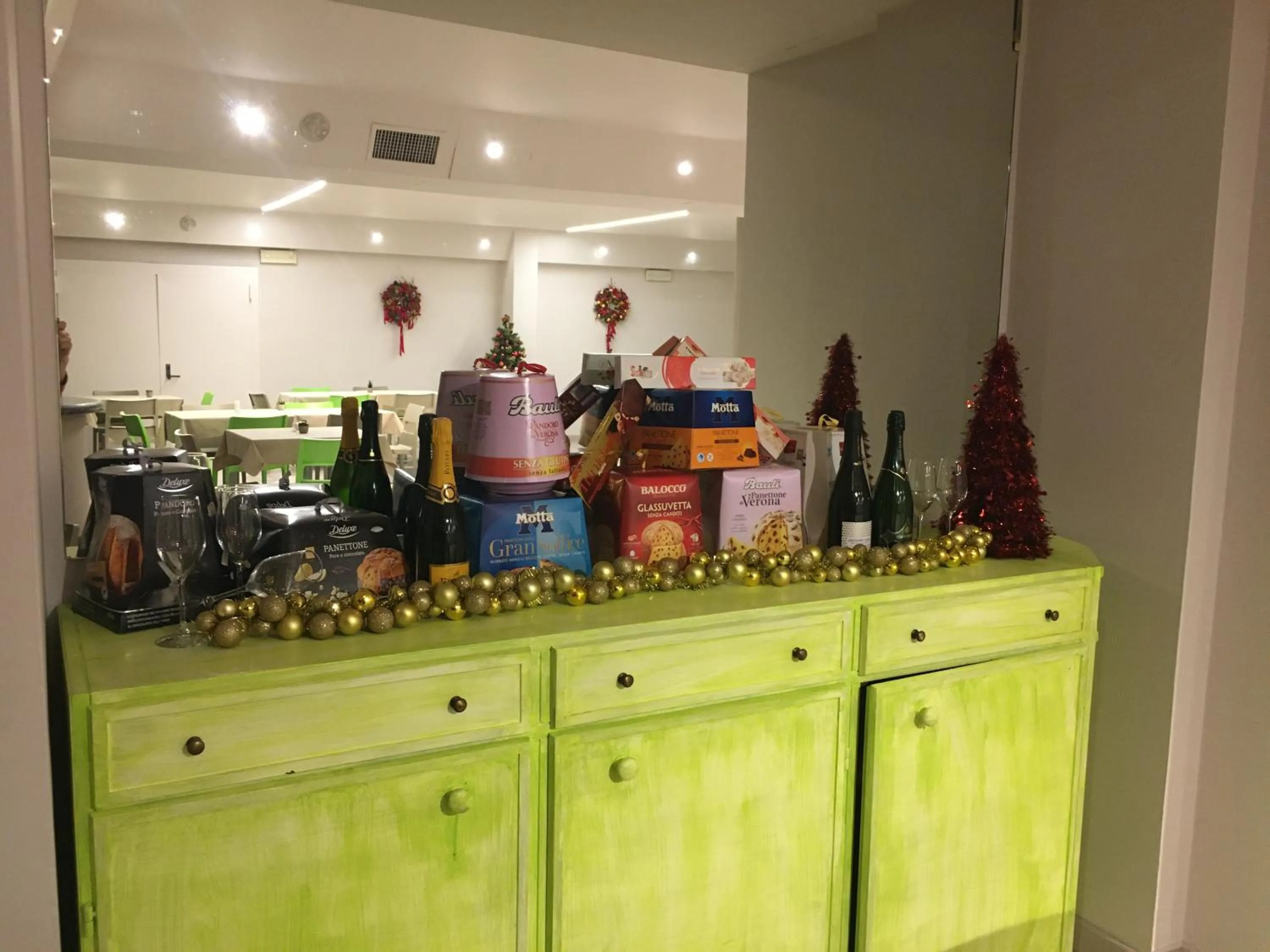 Restaurant/places to eat in Le Grazie Hotel