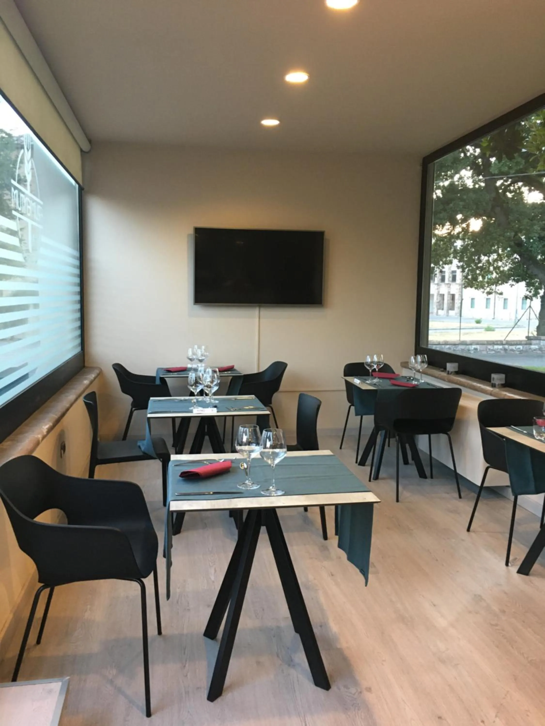 Restaurant/places to eat in Le Grazie Hotel